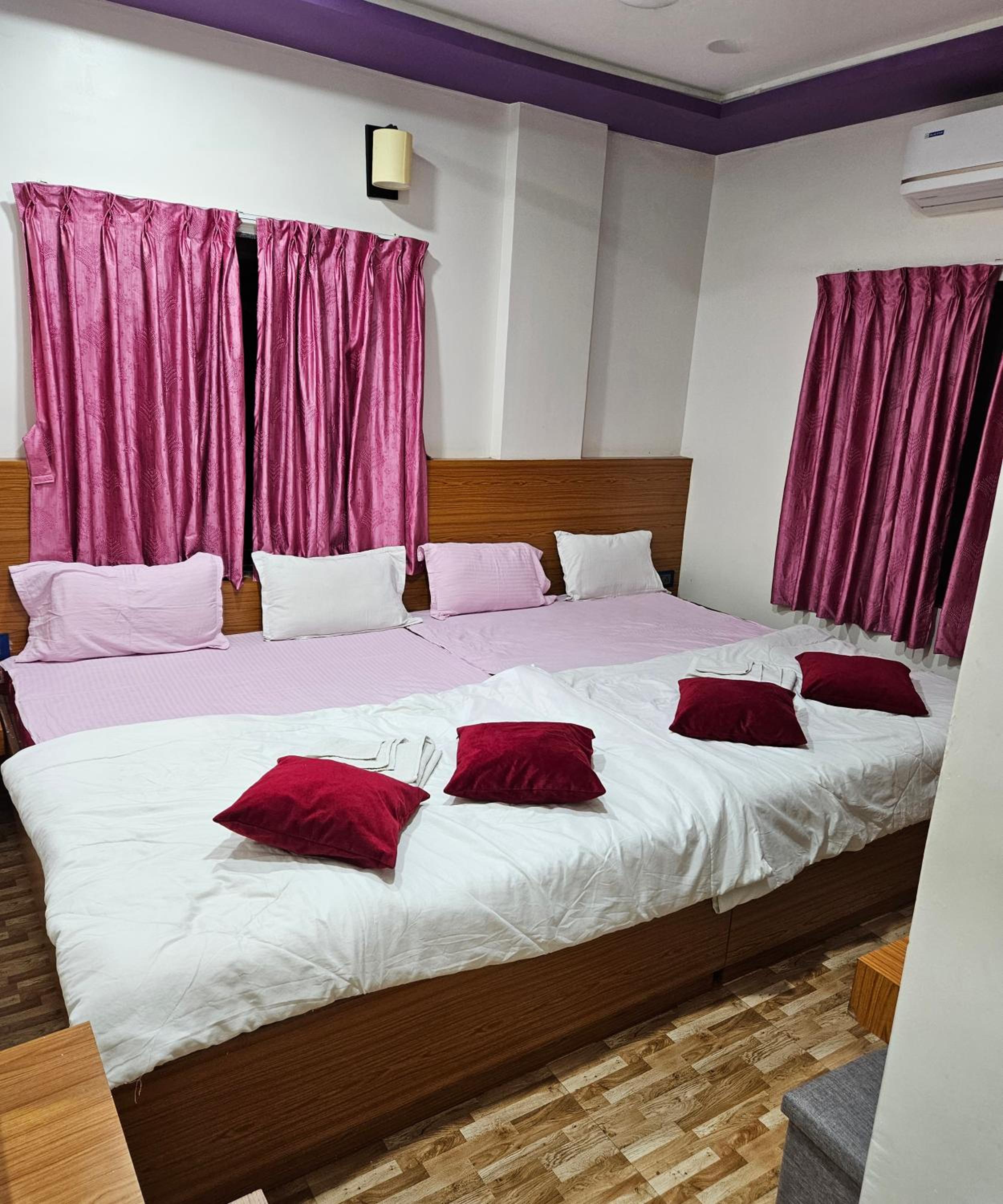 Economy Quadruple Room - Photo 4