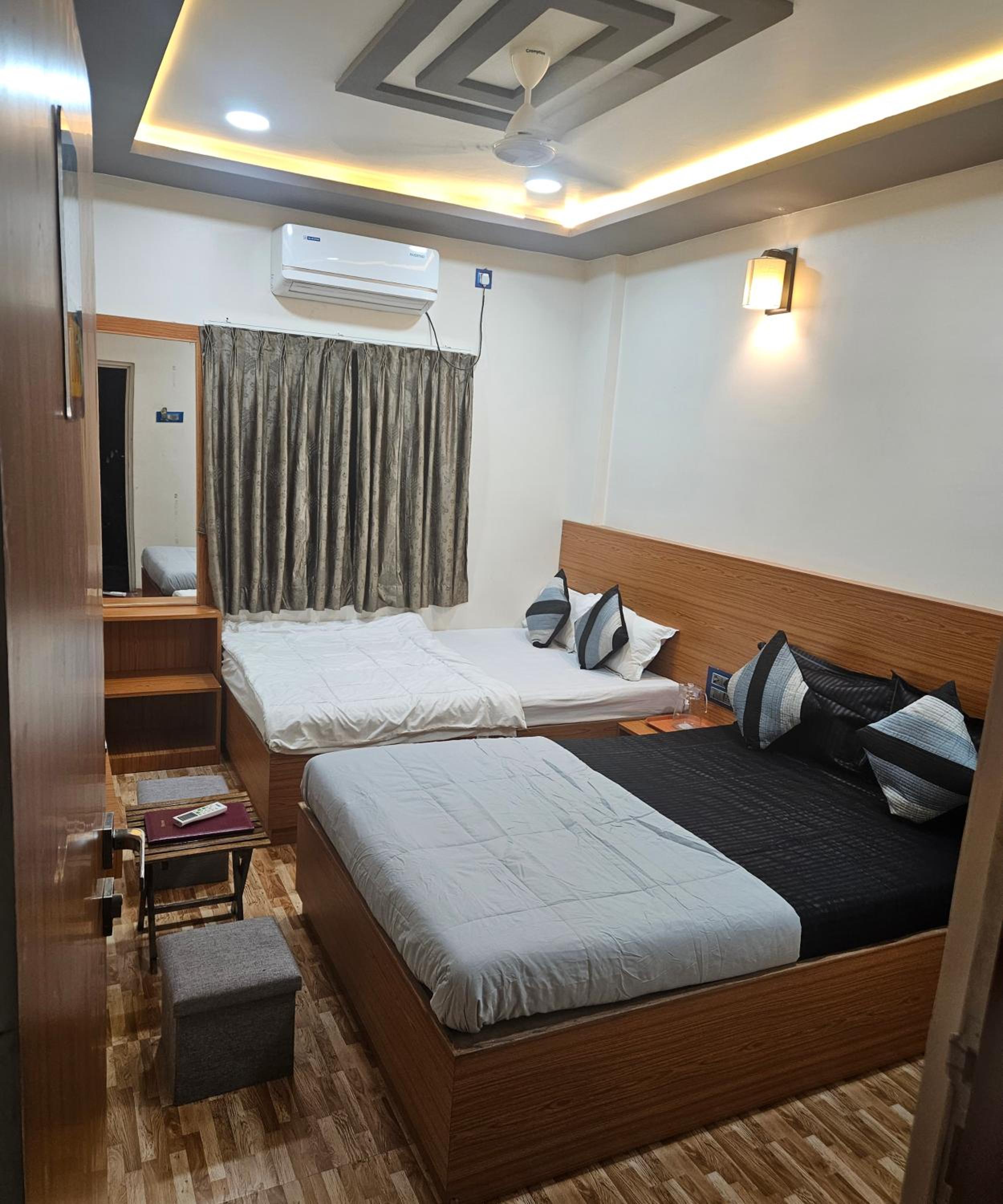 Economy Quadruple Room - Photo 10