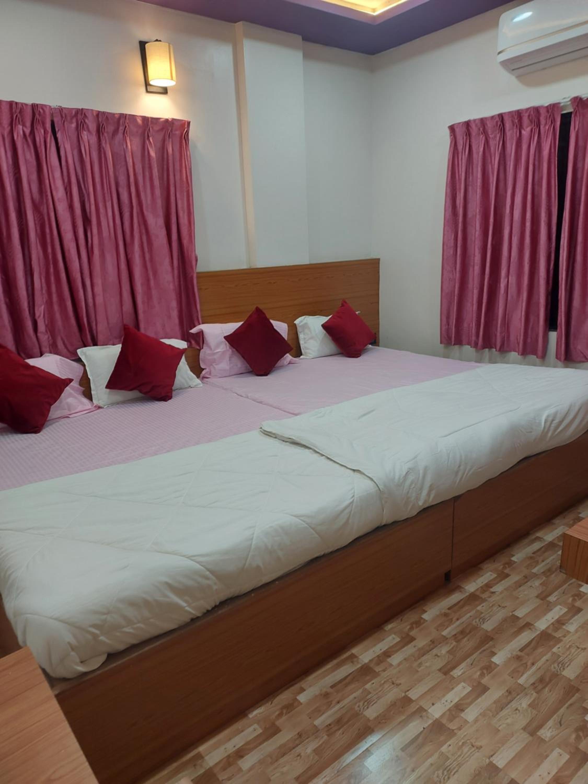 Economy Quadruple Room - Photo 16