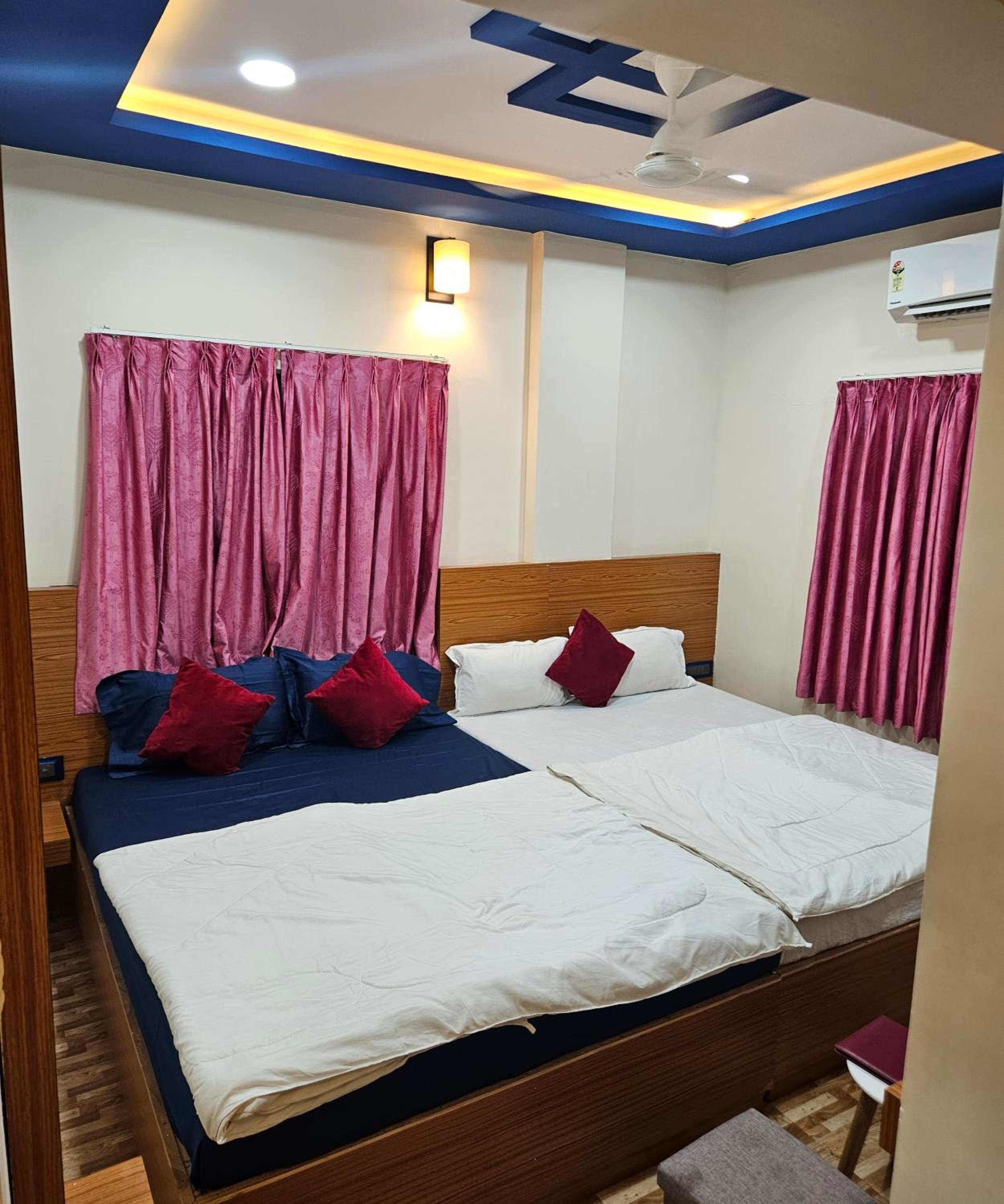 Economy Quadruple Room - Photo 8