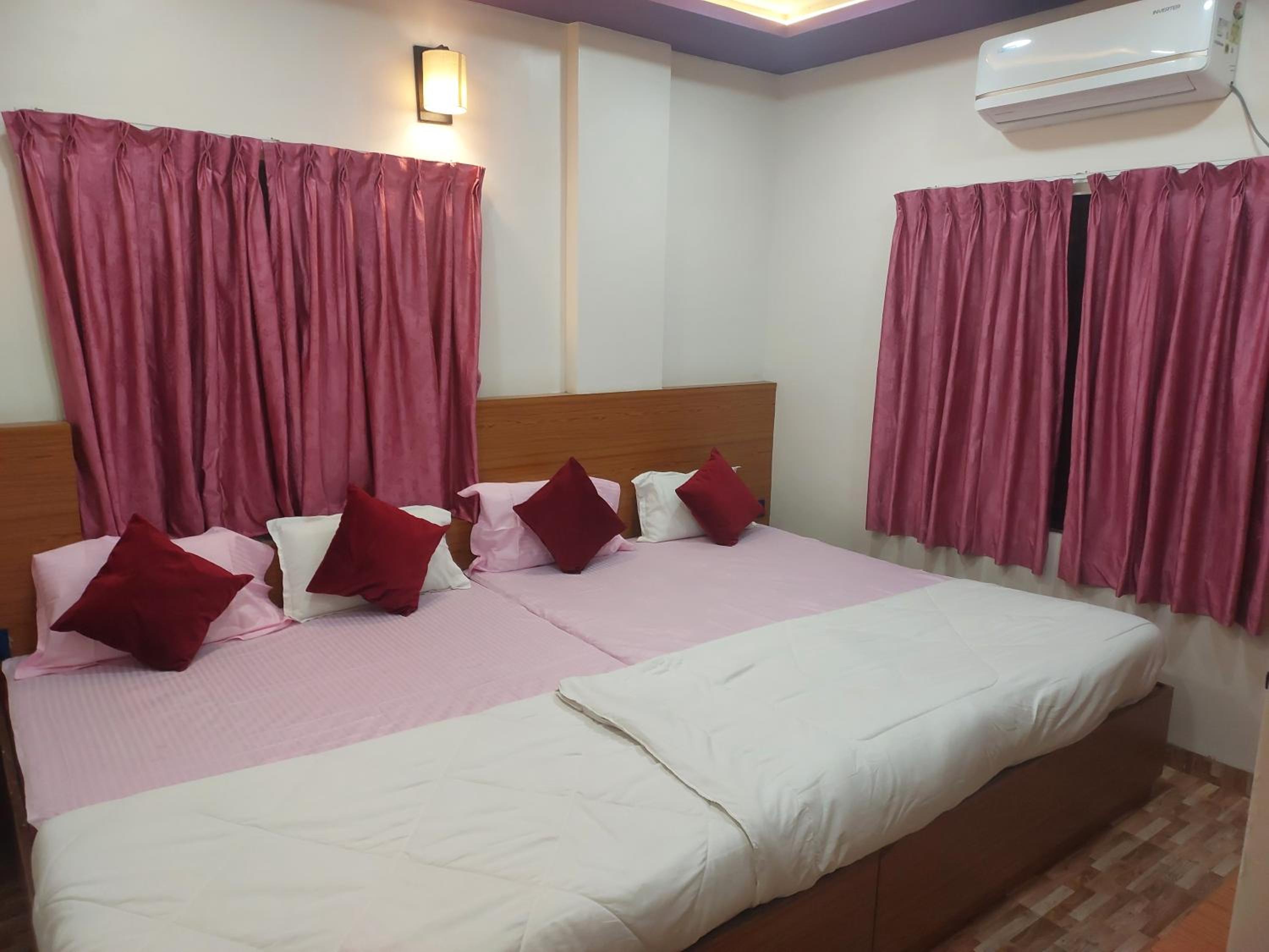 Economy Quadruple Room - Photo 7
