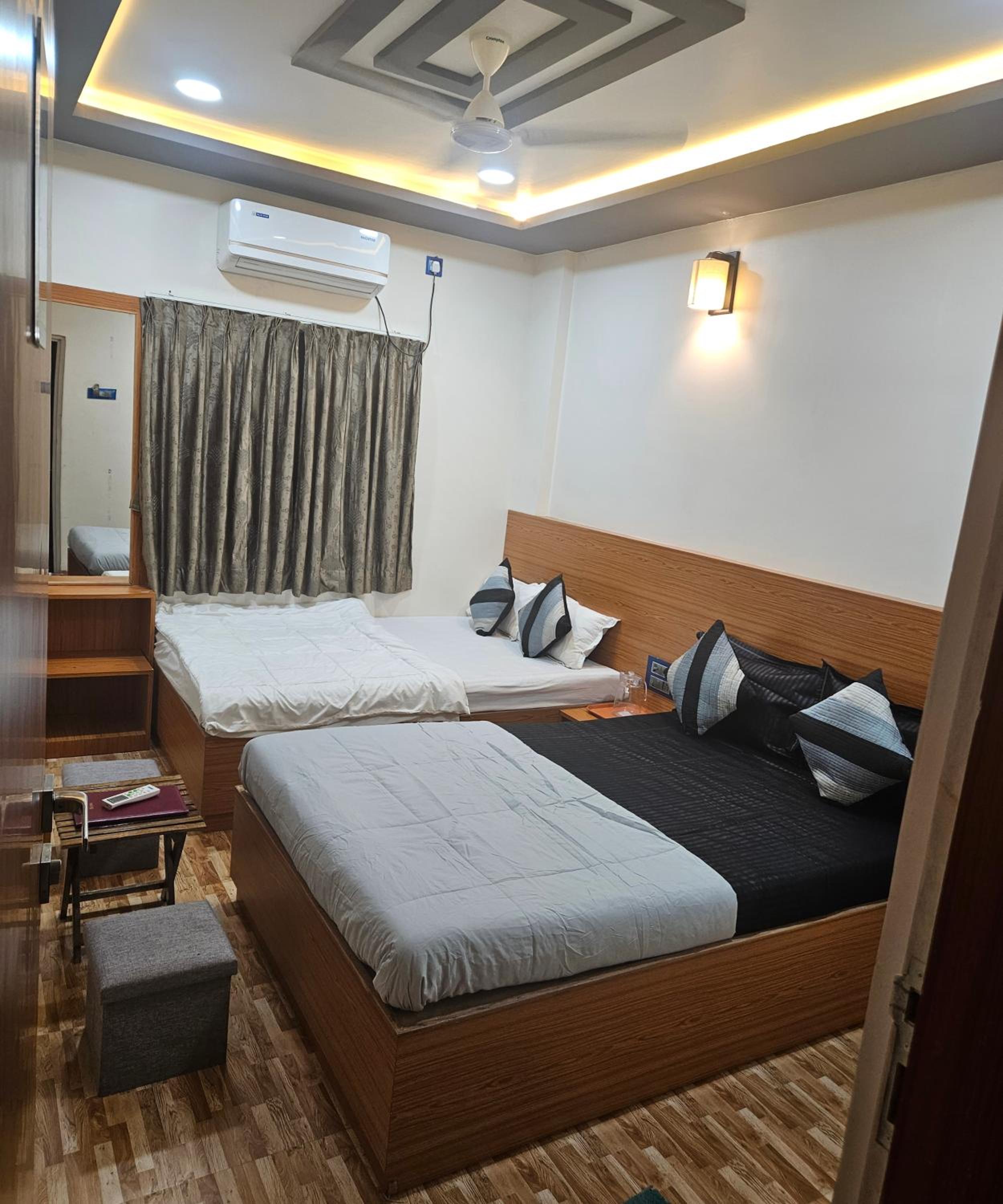 Economy Quadruple Room - Photo 9