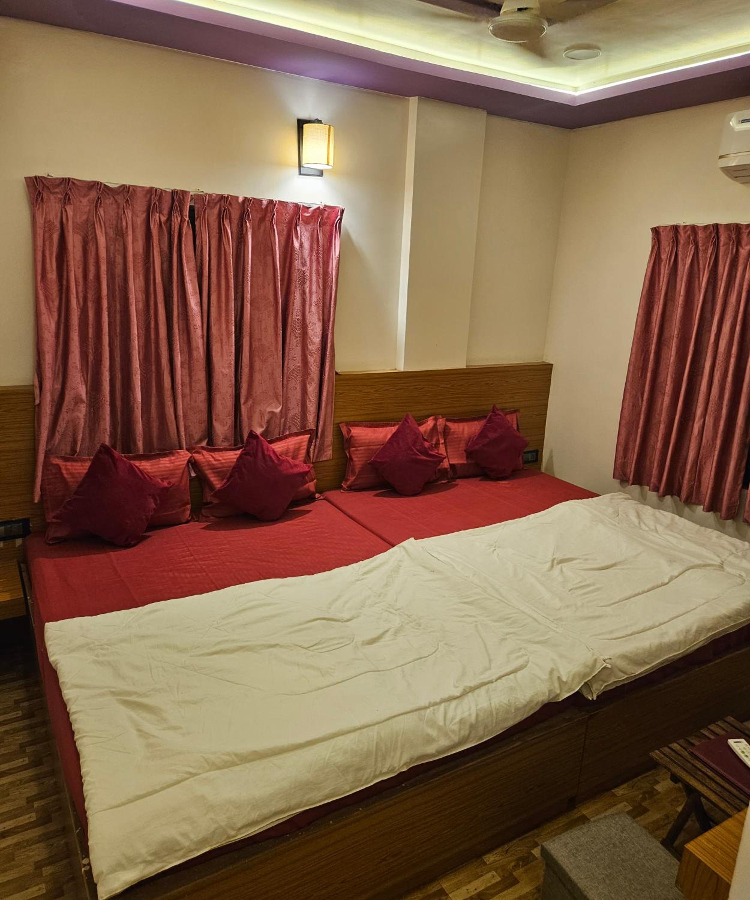 Economy Quadruple Room - Photo 11