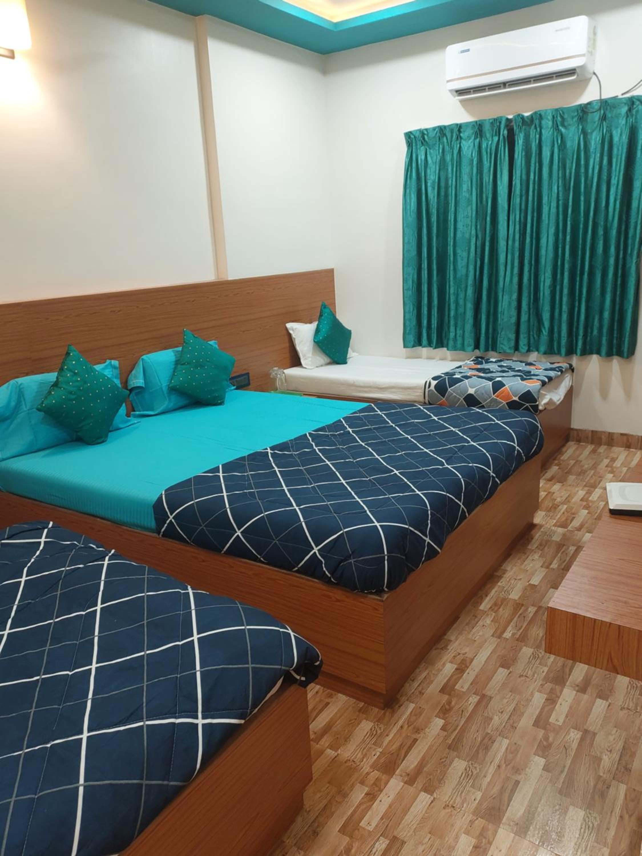 Deluxe Family Suite - Photo 2