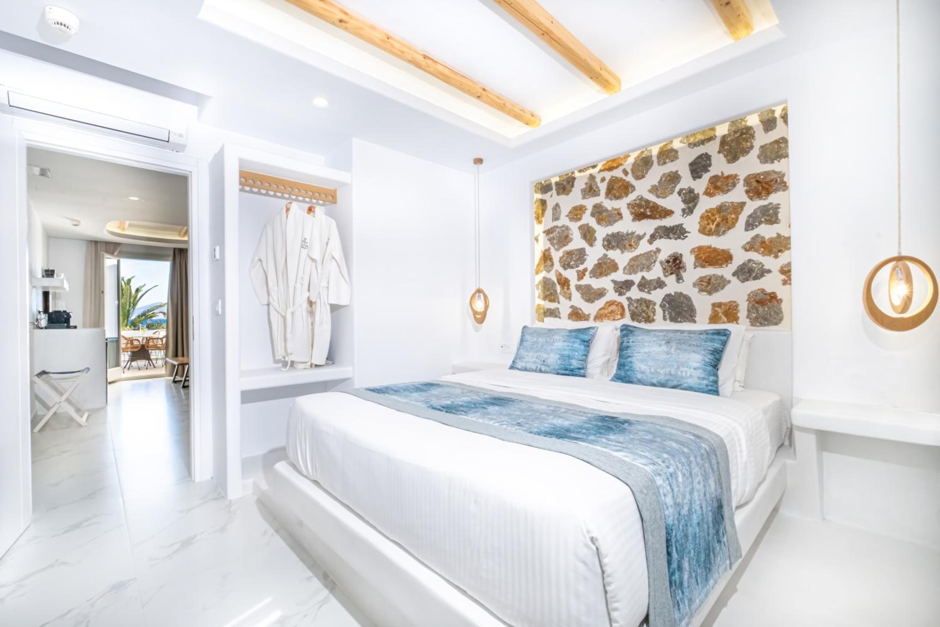 Deluxe Suite with Hot Tub and Sea View