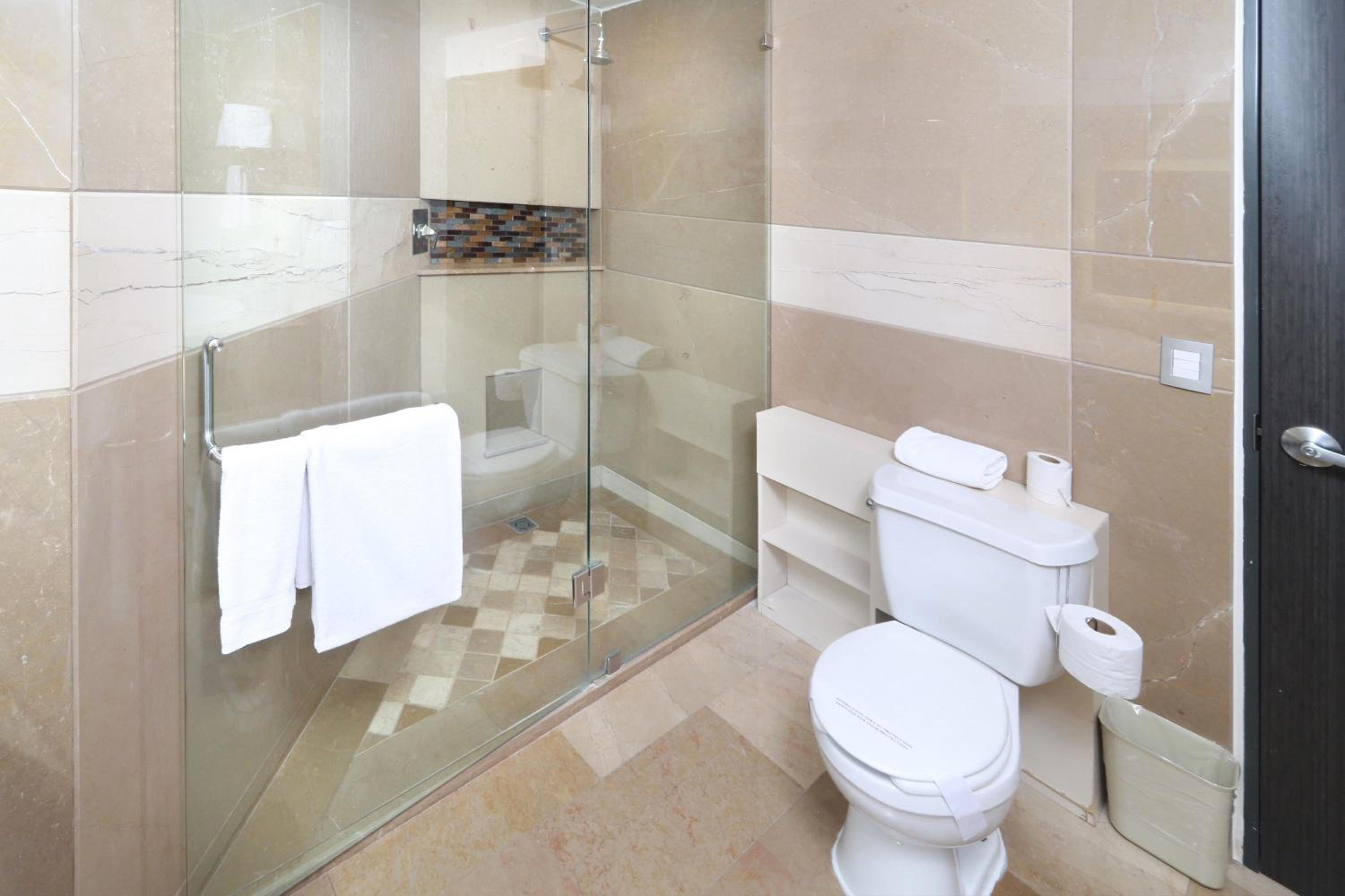 Standard Double Room with Two Double Beds and City View - Photo 8