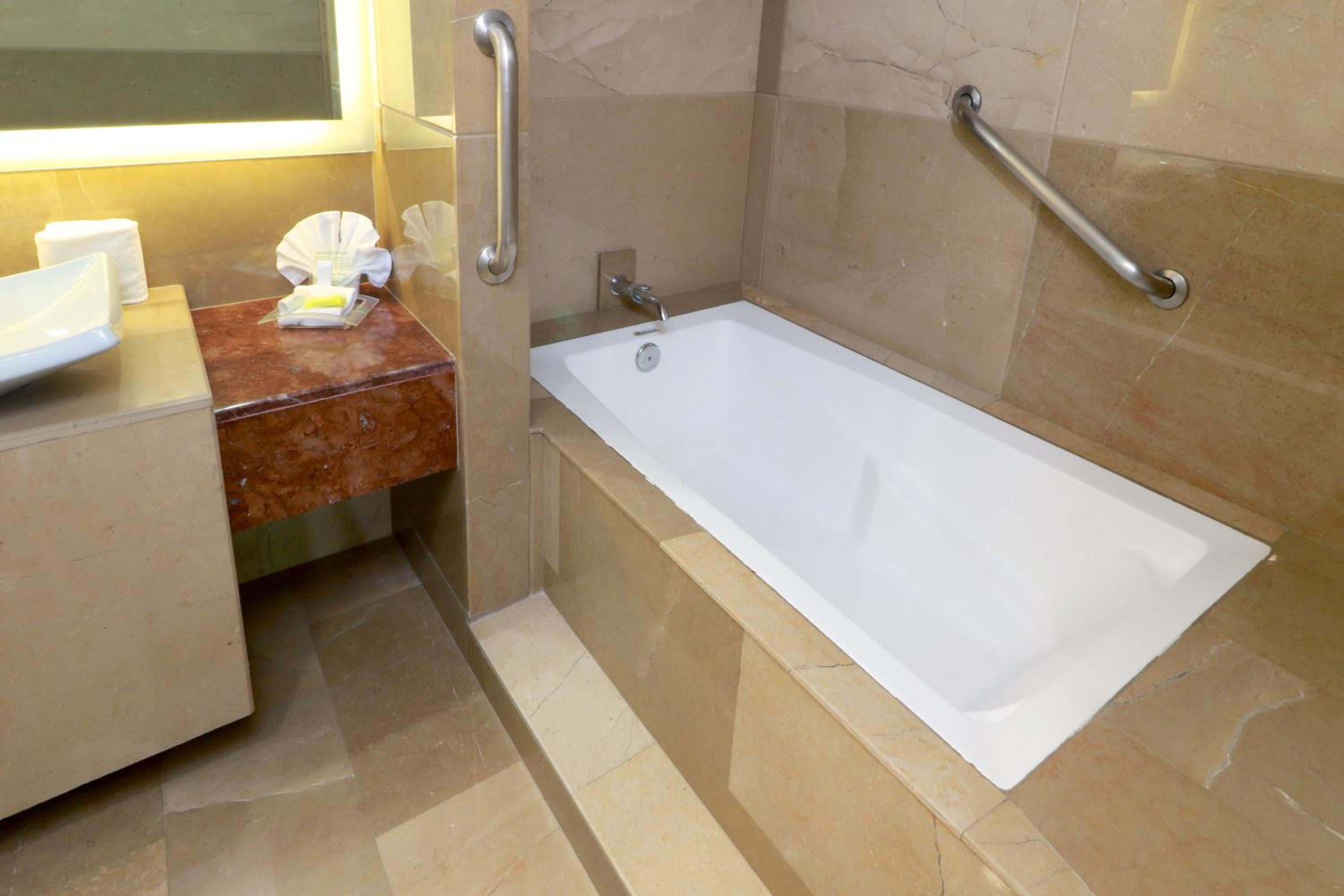 King Room - Non-Smoking - Photo 6
