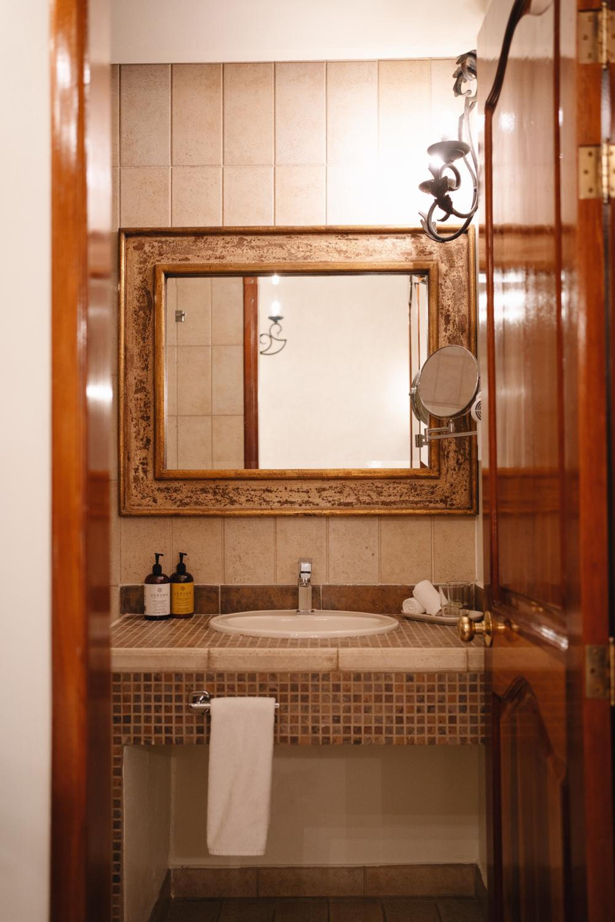 Deluxe King Room photo 2
