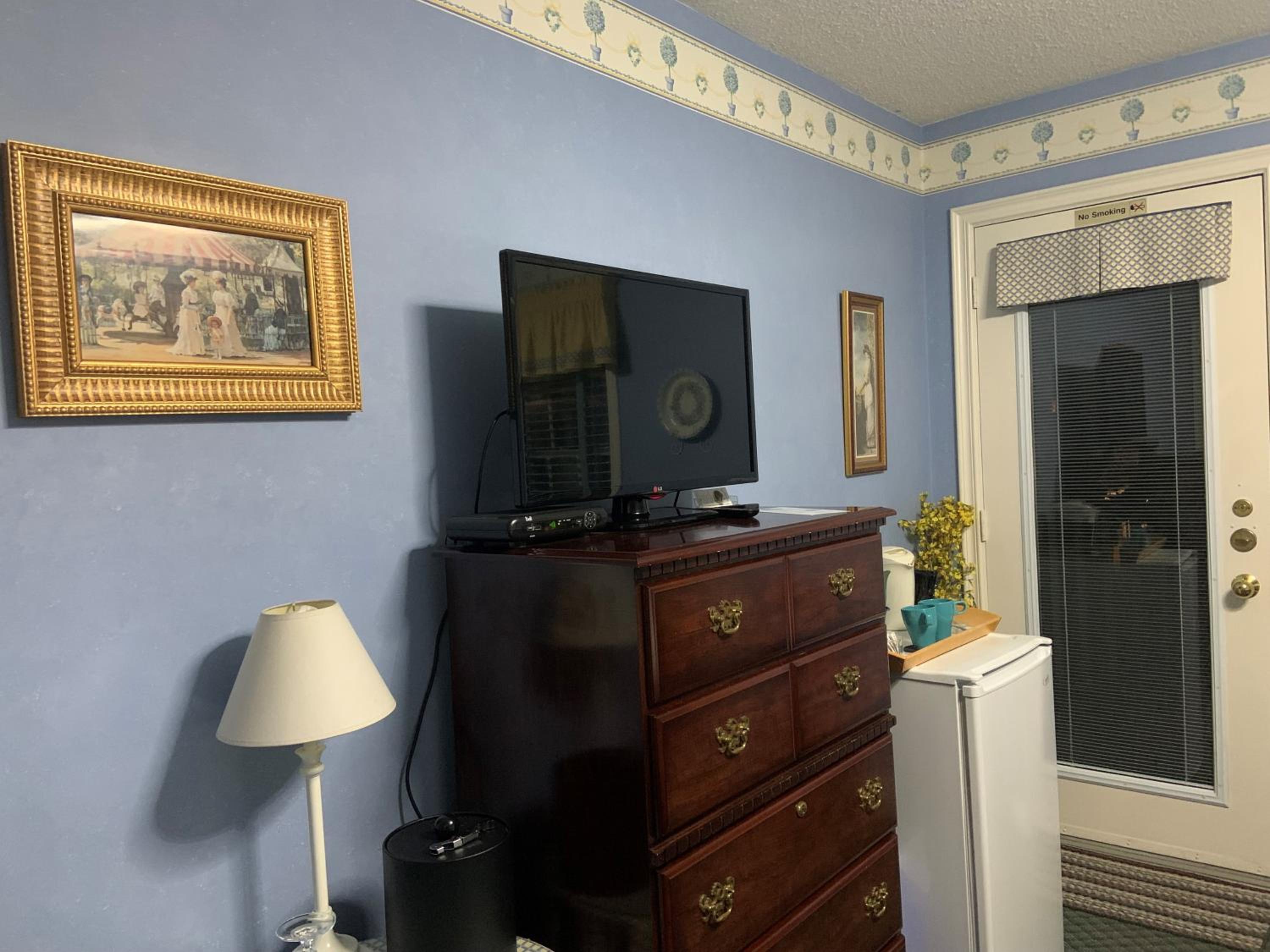 Queen Room photo 2