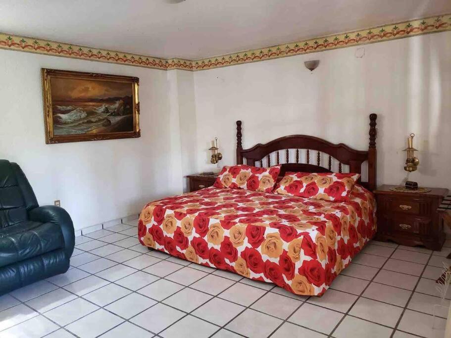 Six-Bedroom House photo 1