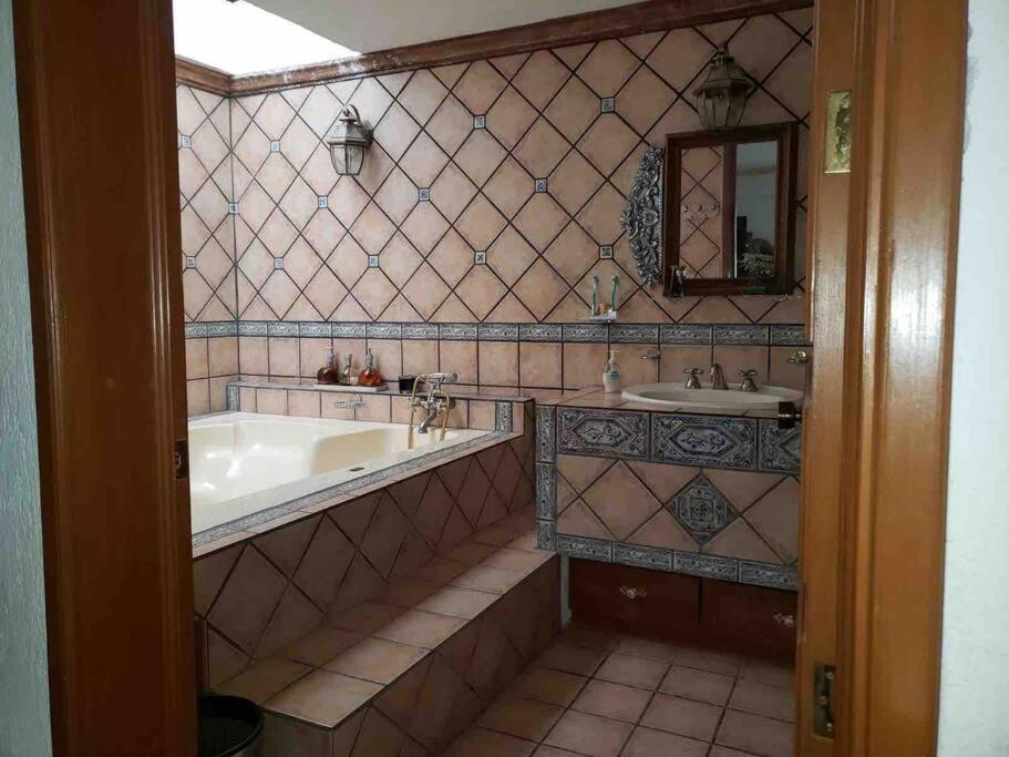 Six-Bedroom House photo 3