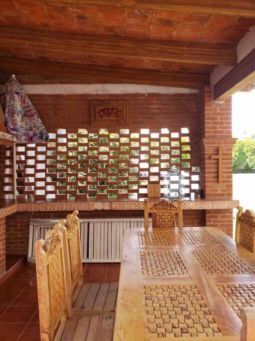 Six-Bedroom House photo 2