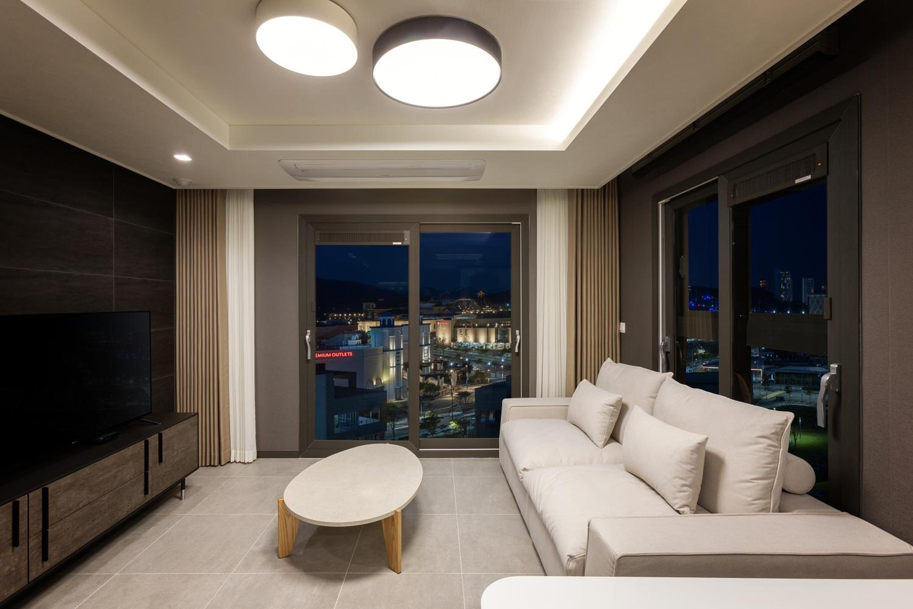 Three-Bedroom Suite - Photo 12
