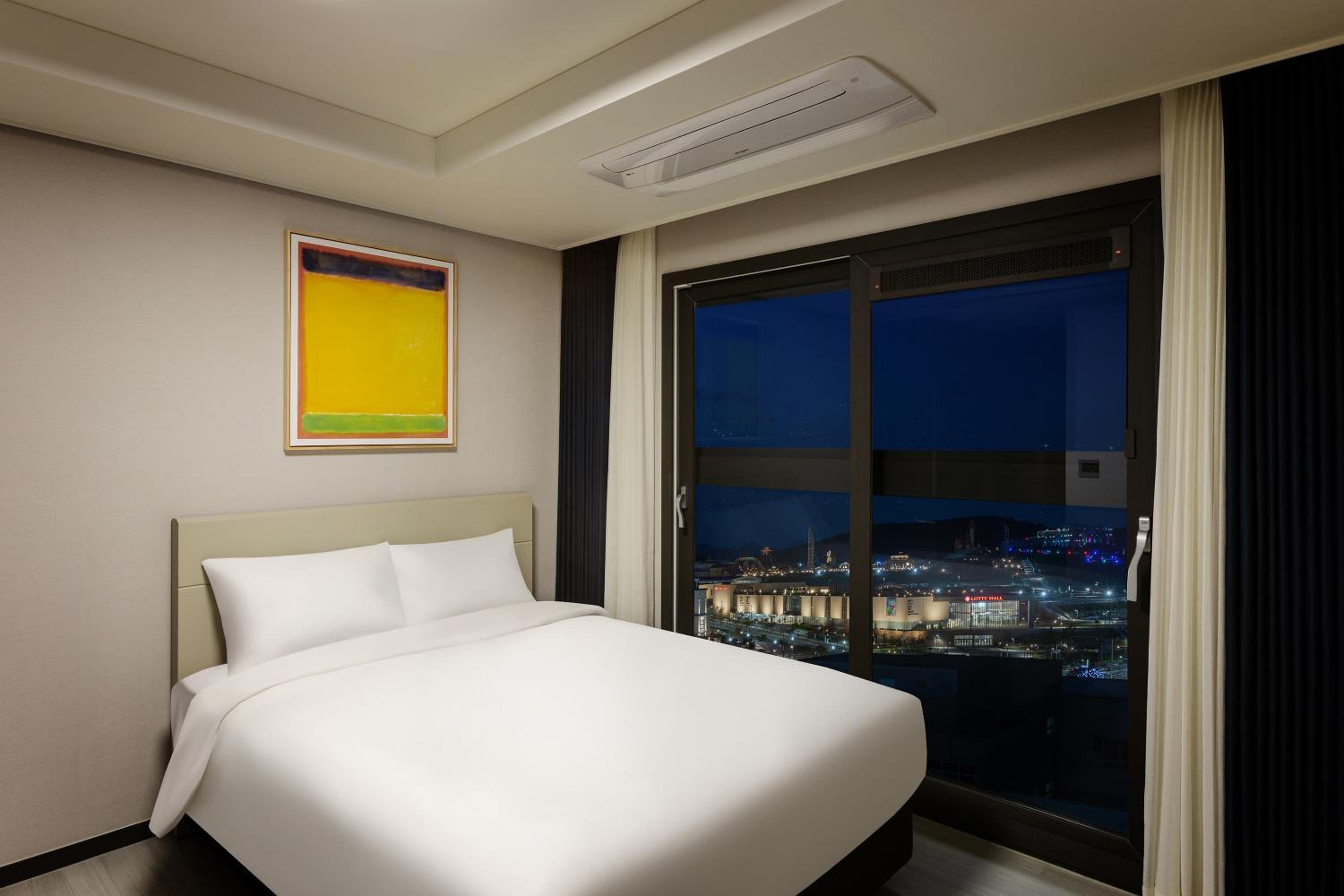 Three-Bedroom Suite - Photo 16