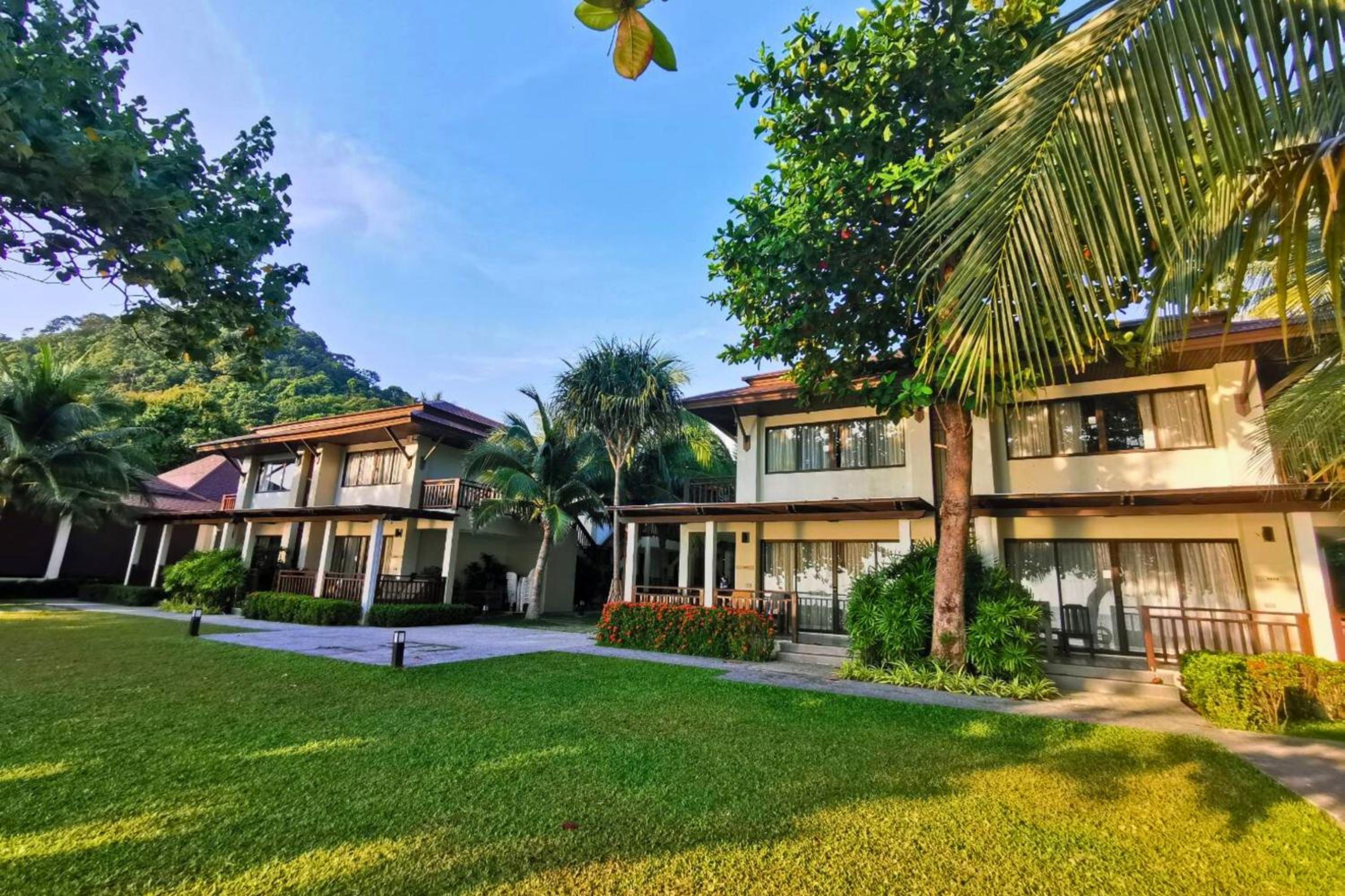 Beachfront Chalet - Photo 2
