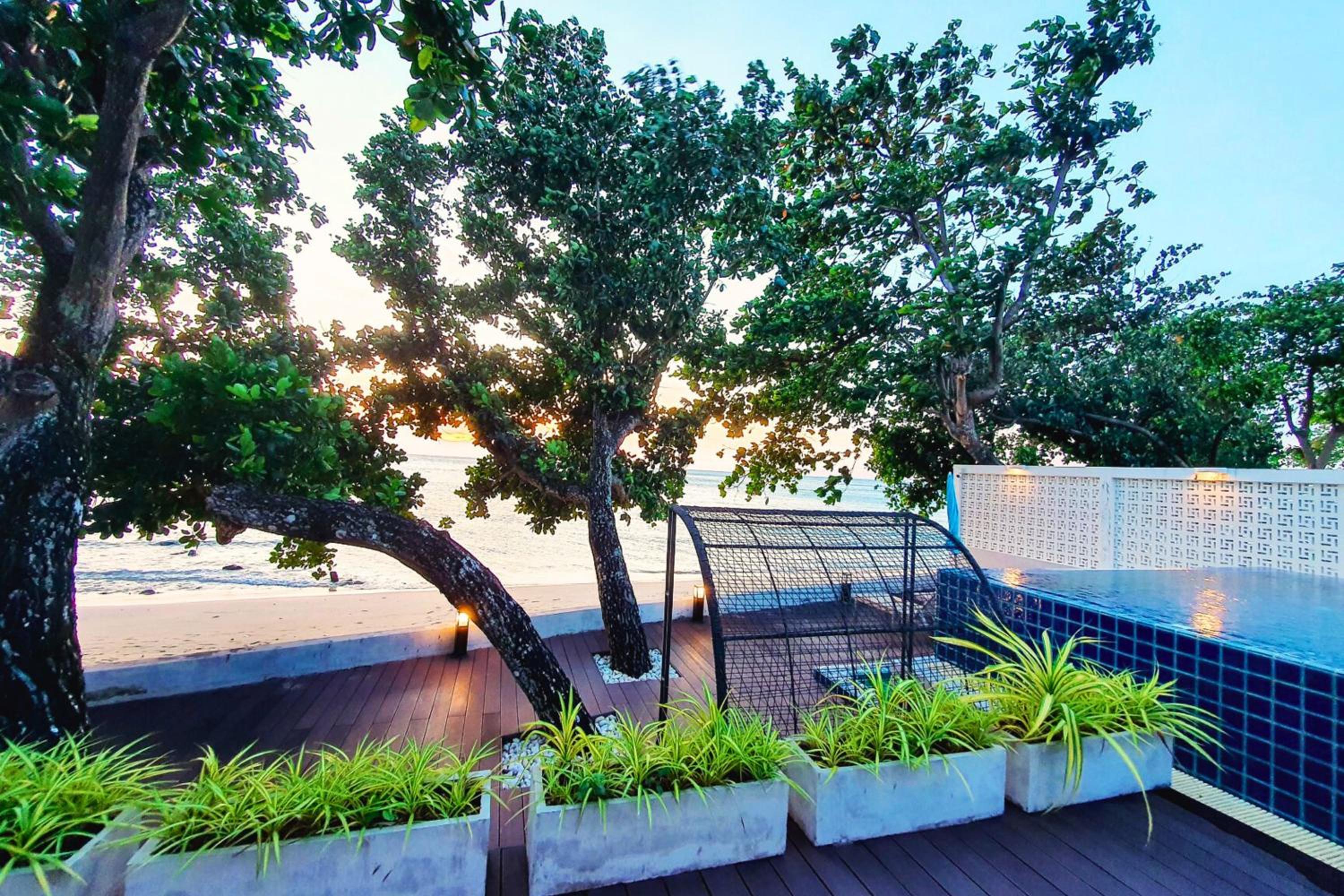 Beachfront Pool Villa Suite photo 2