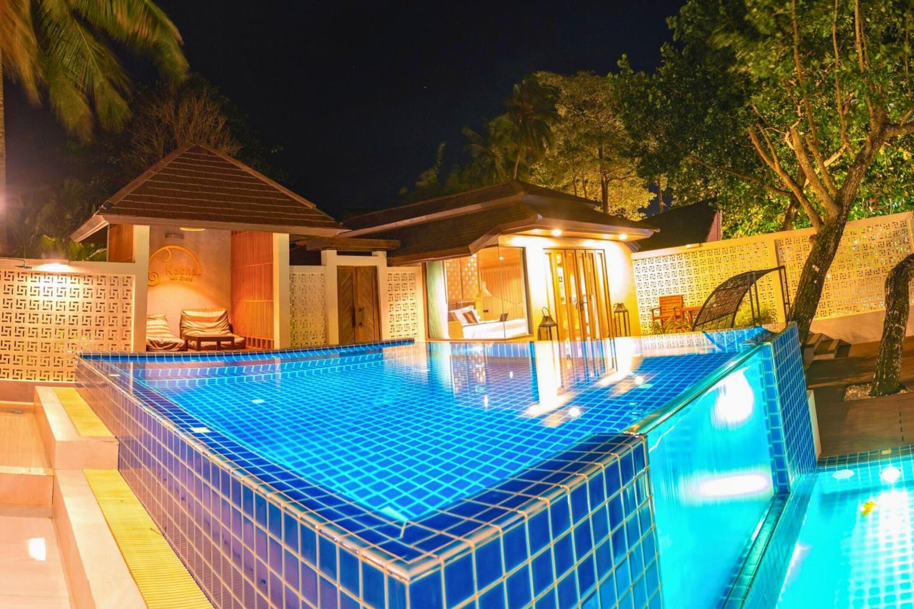 Beachfront Pool Villa Suite photo 3