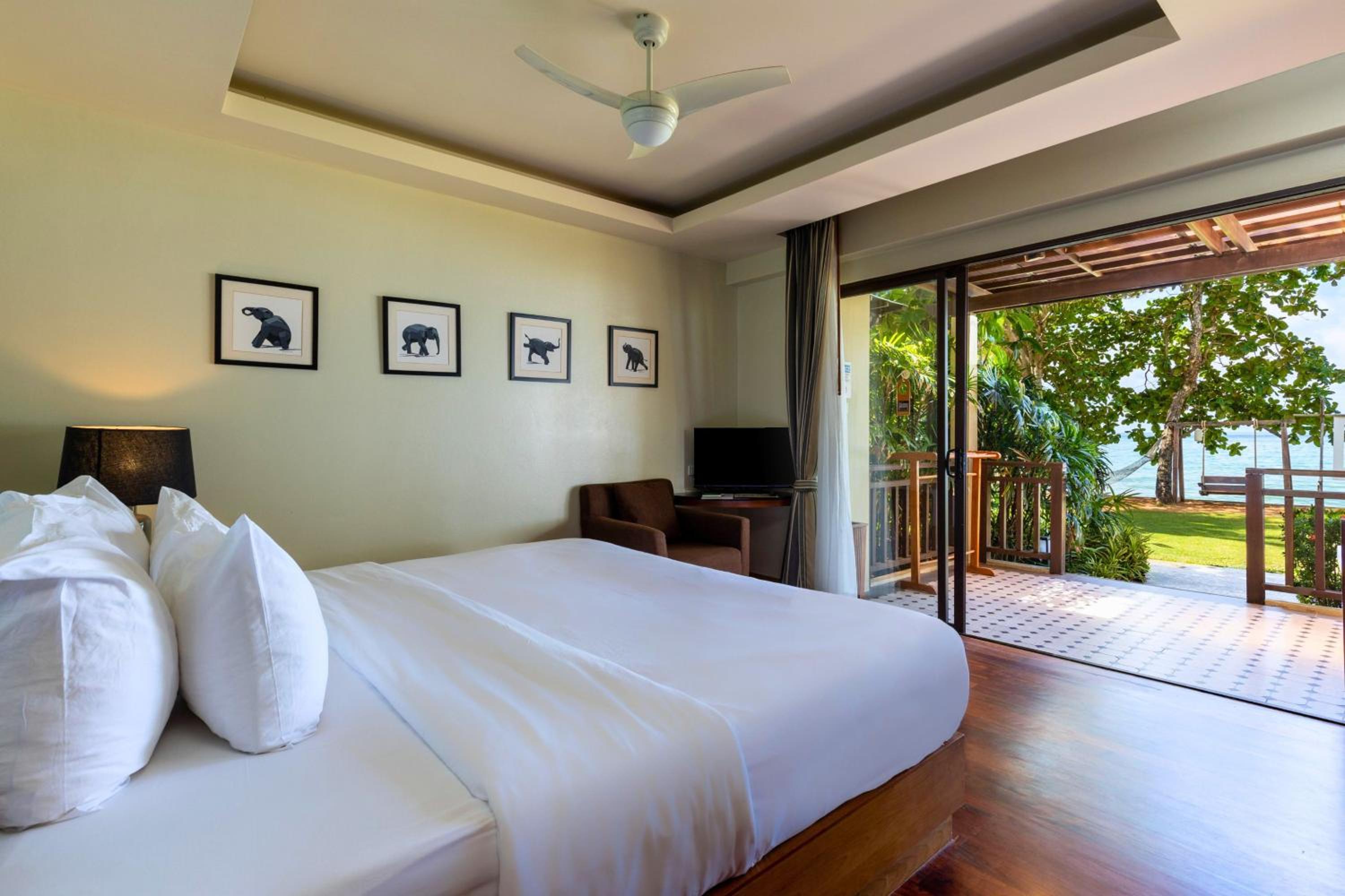 Beachfront Chalet - Photo 11