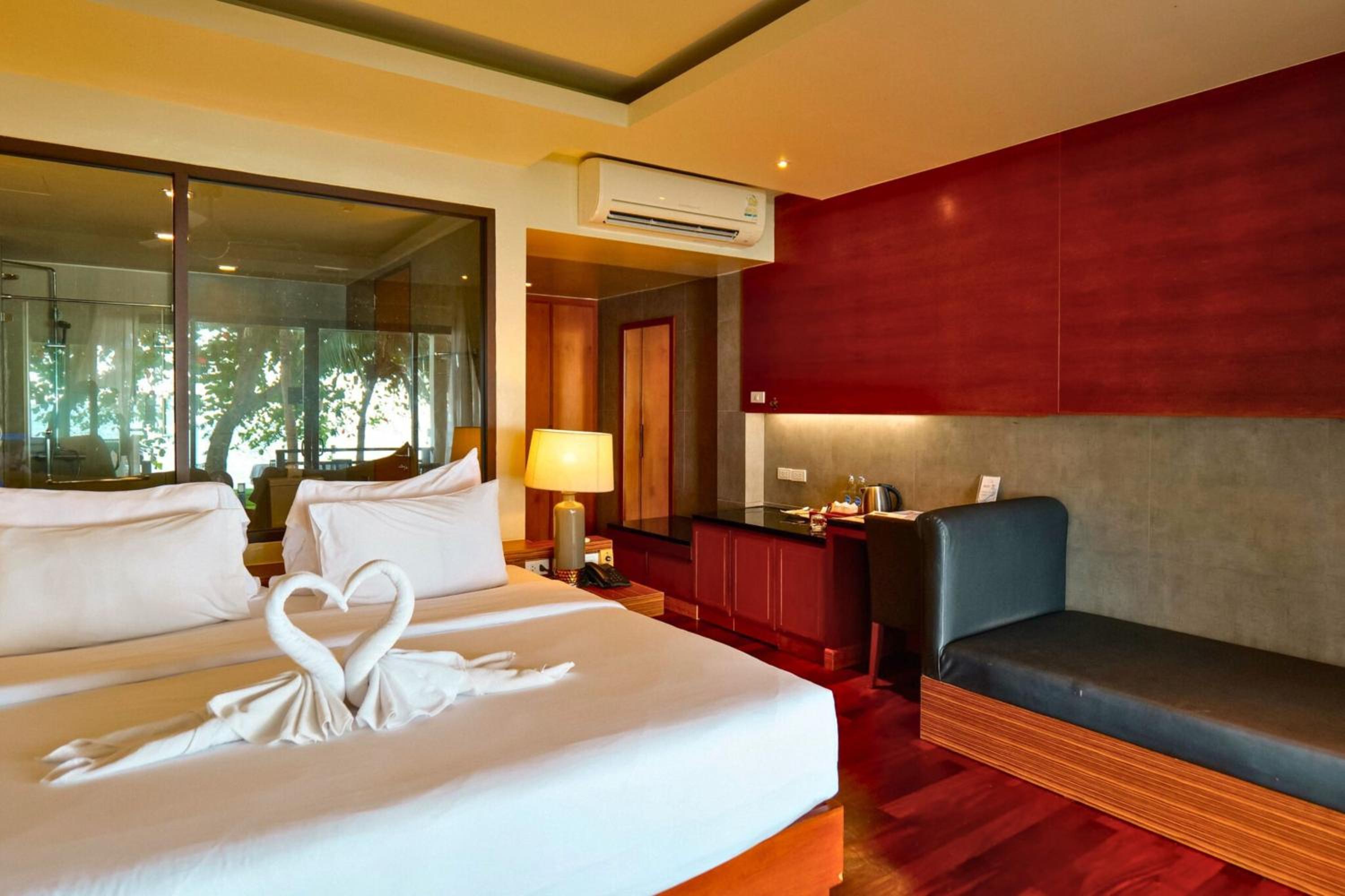 Beachfront Chalet - Photo 8