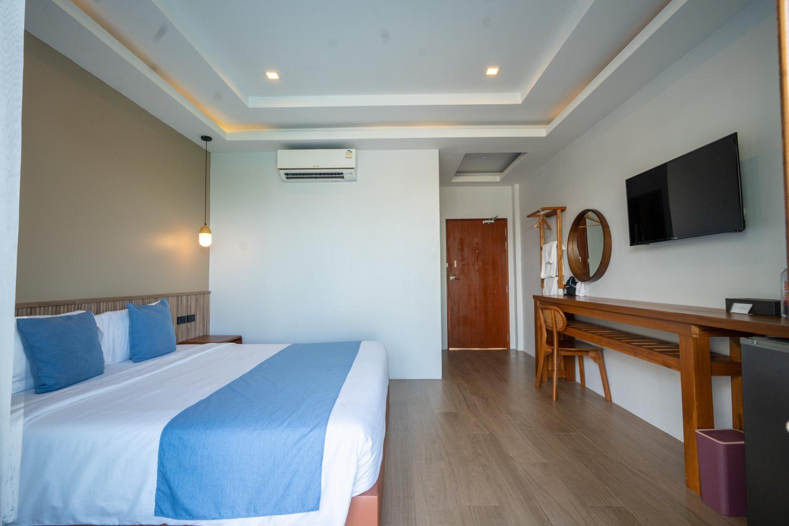 Deluxe Double Room with Pool Access - Photo 9