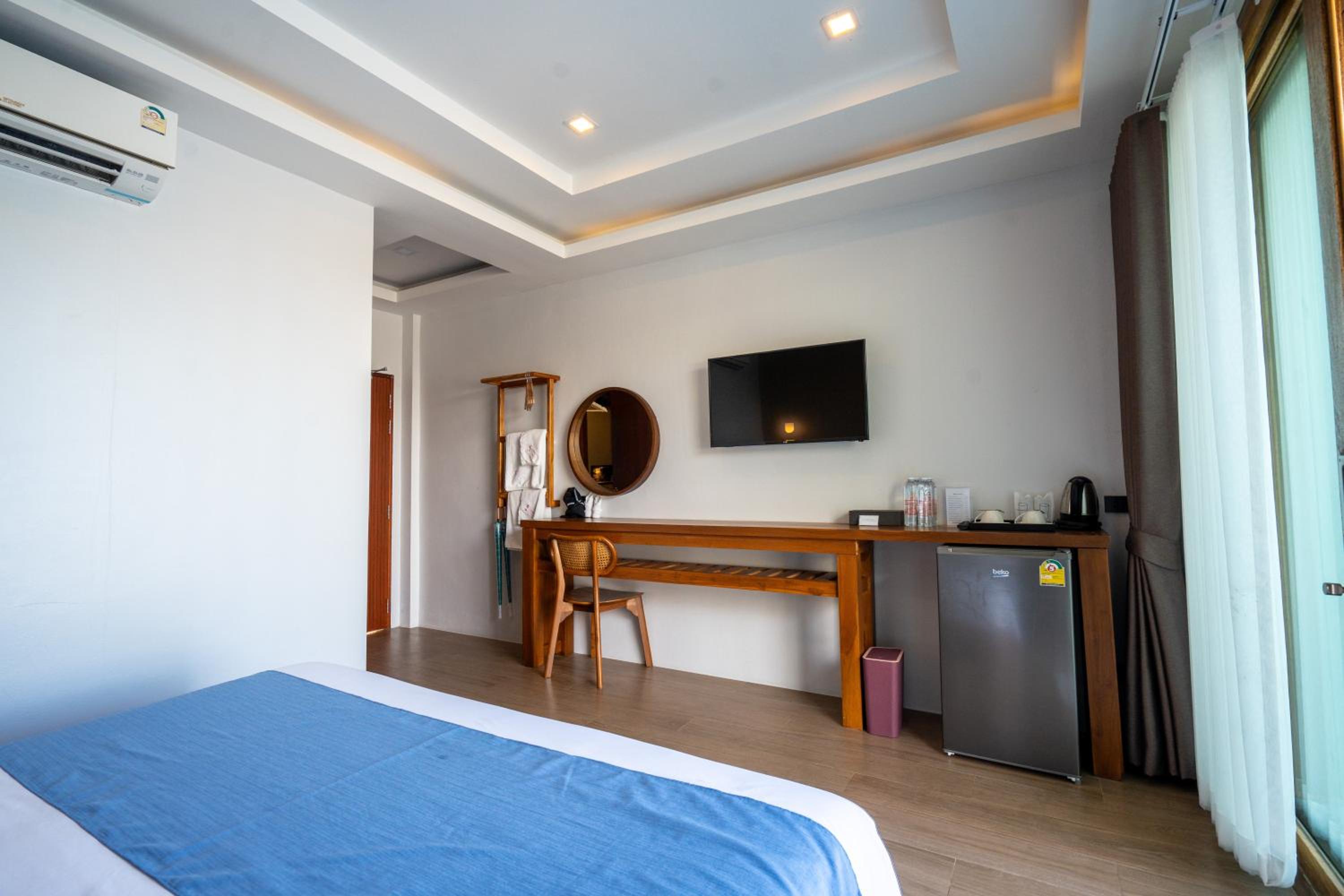 Deluxe Double Room with Pool Access - Photo 11