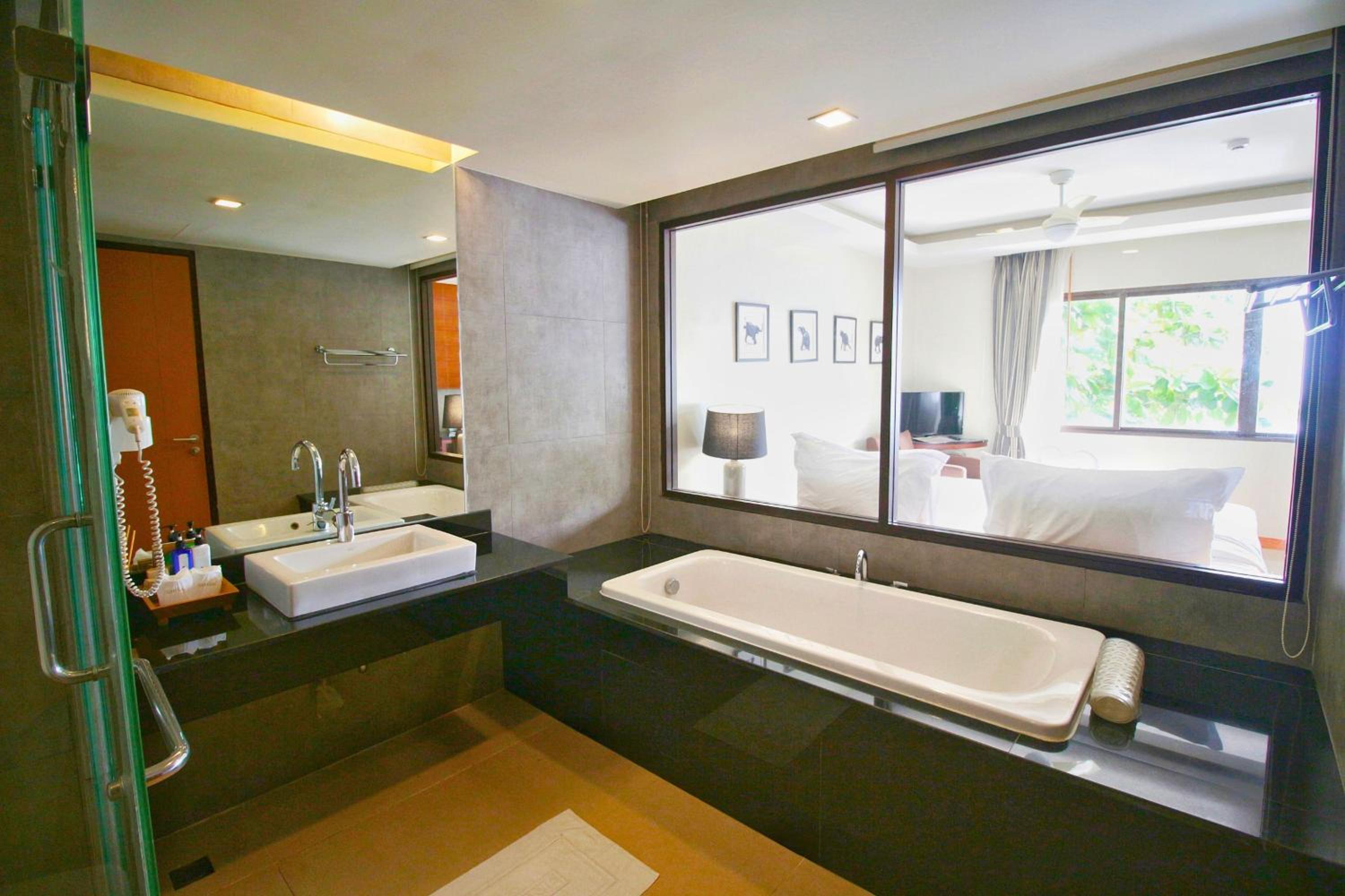 Beachfront Chalet (2nd Floor) - Photo 2