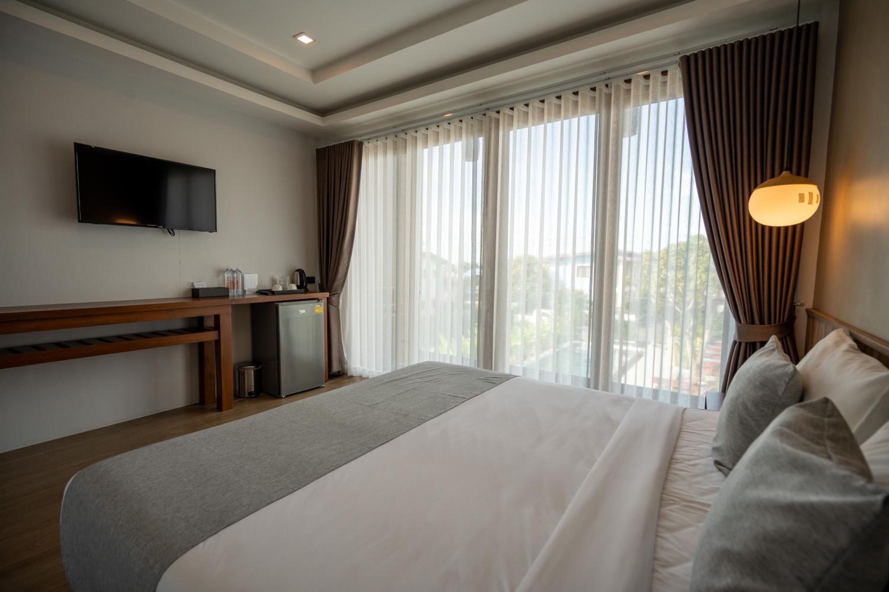 Deluxe Double Room with Pool View - Photo 6