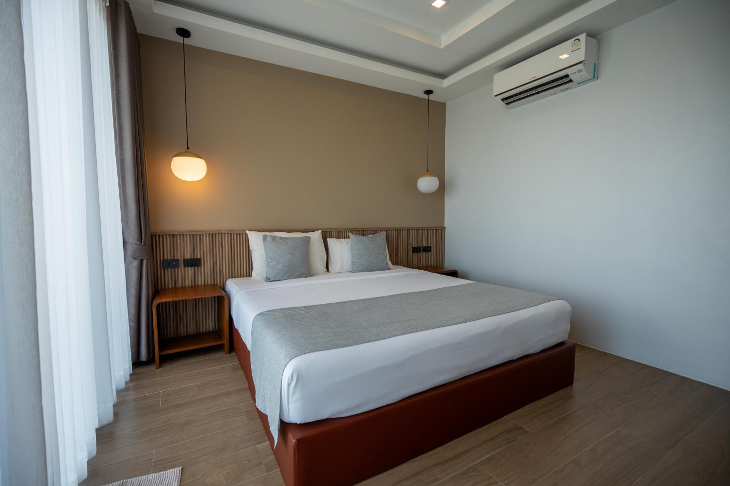 Deluxe Double Room with Pool View - Photo 8