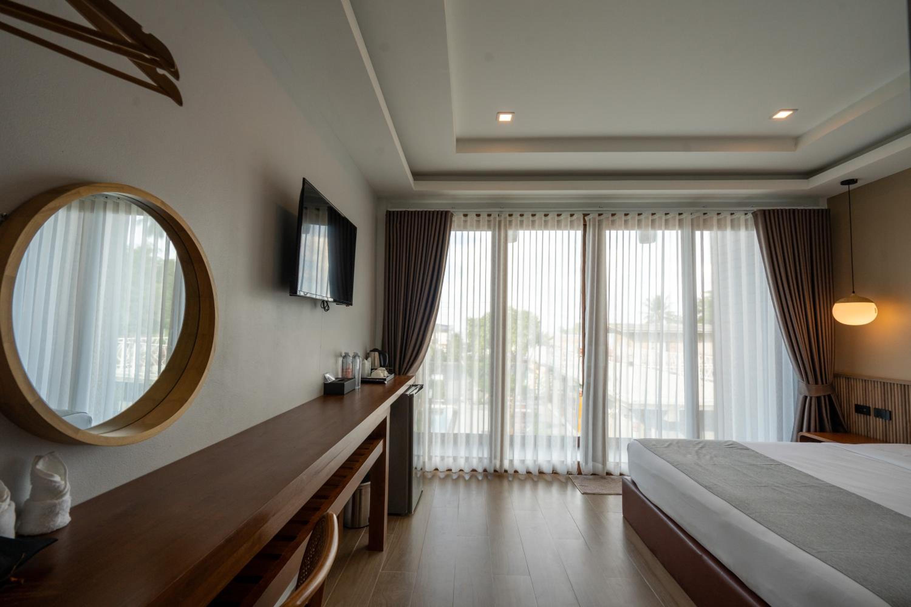 Deluxe Double Room with Pool View - Photo 7