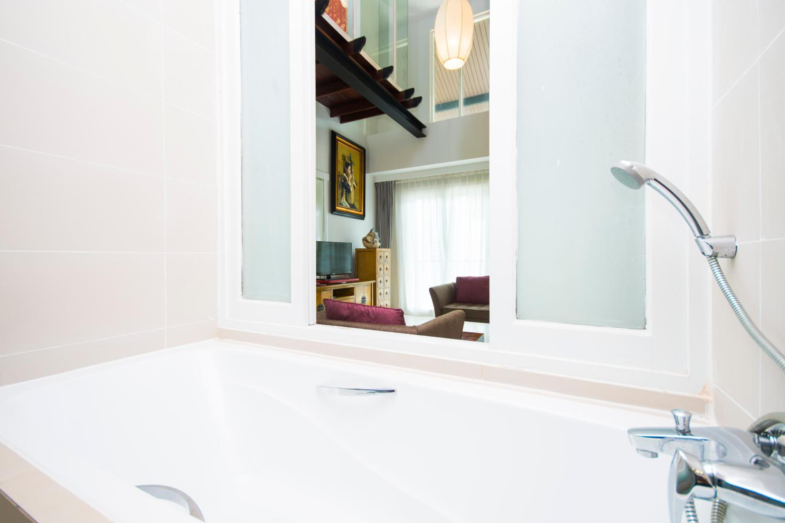 Executive Suite - Photo 8