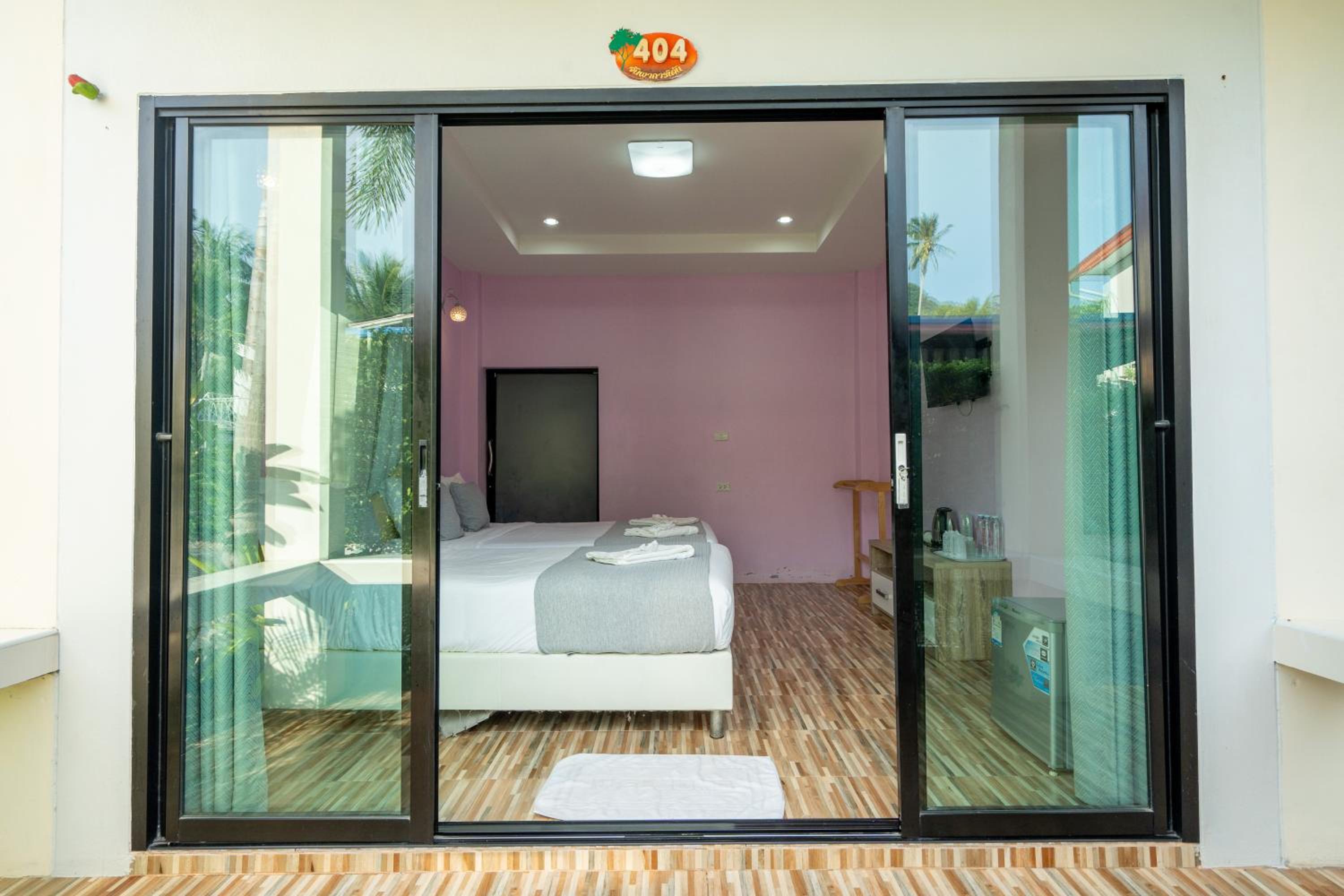 Family Room with Garden View - Photo 2