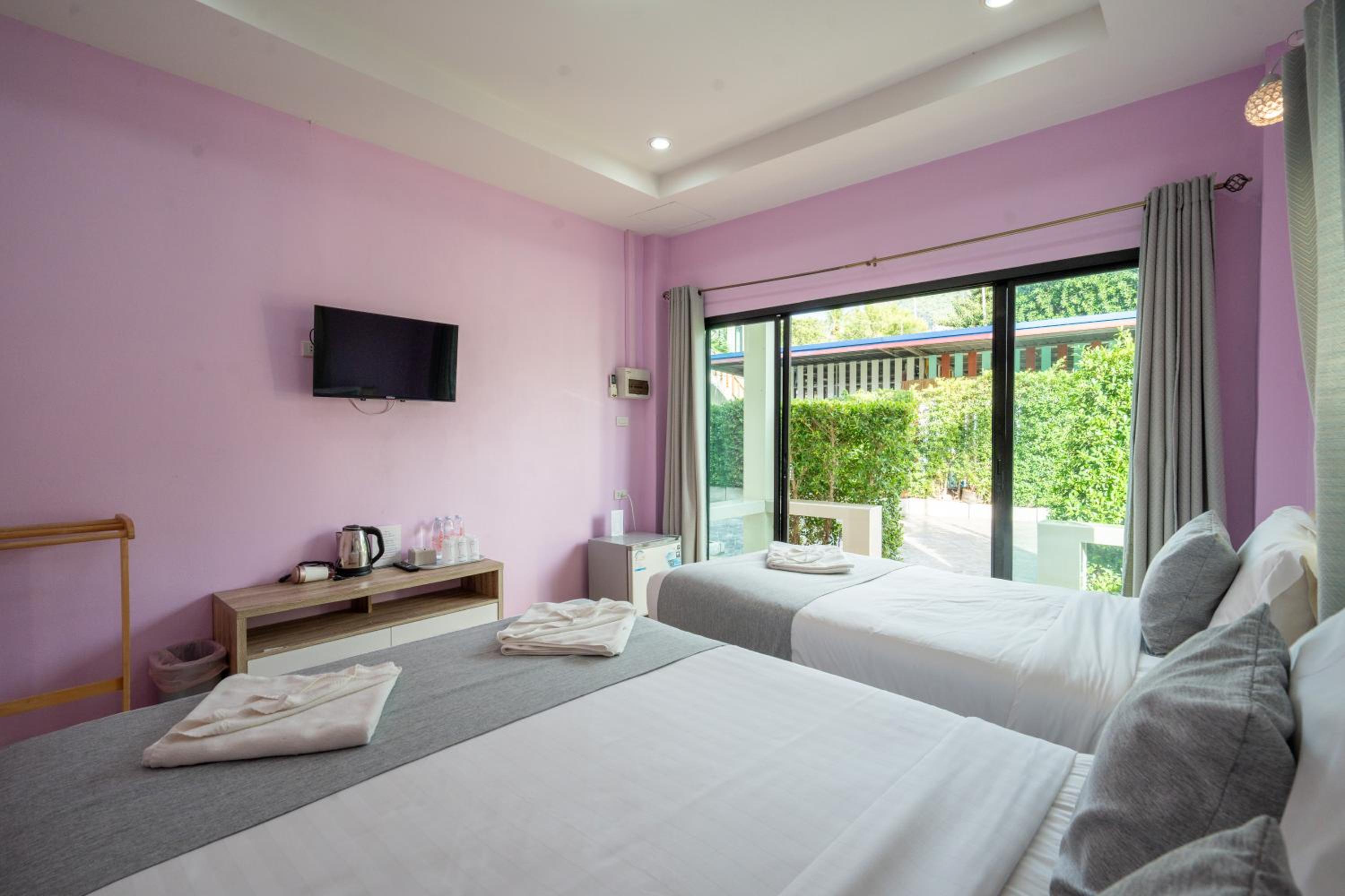 Family Room with Garden View - Photo 6
