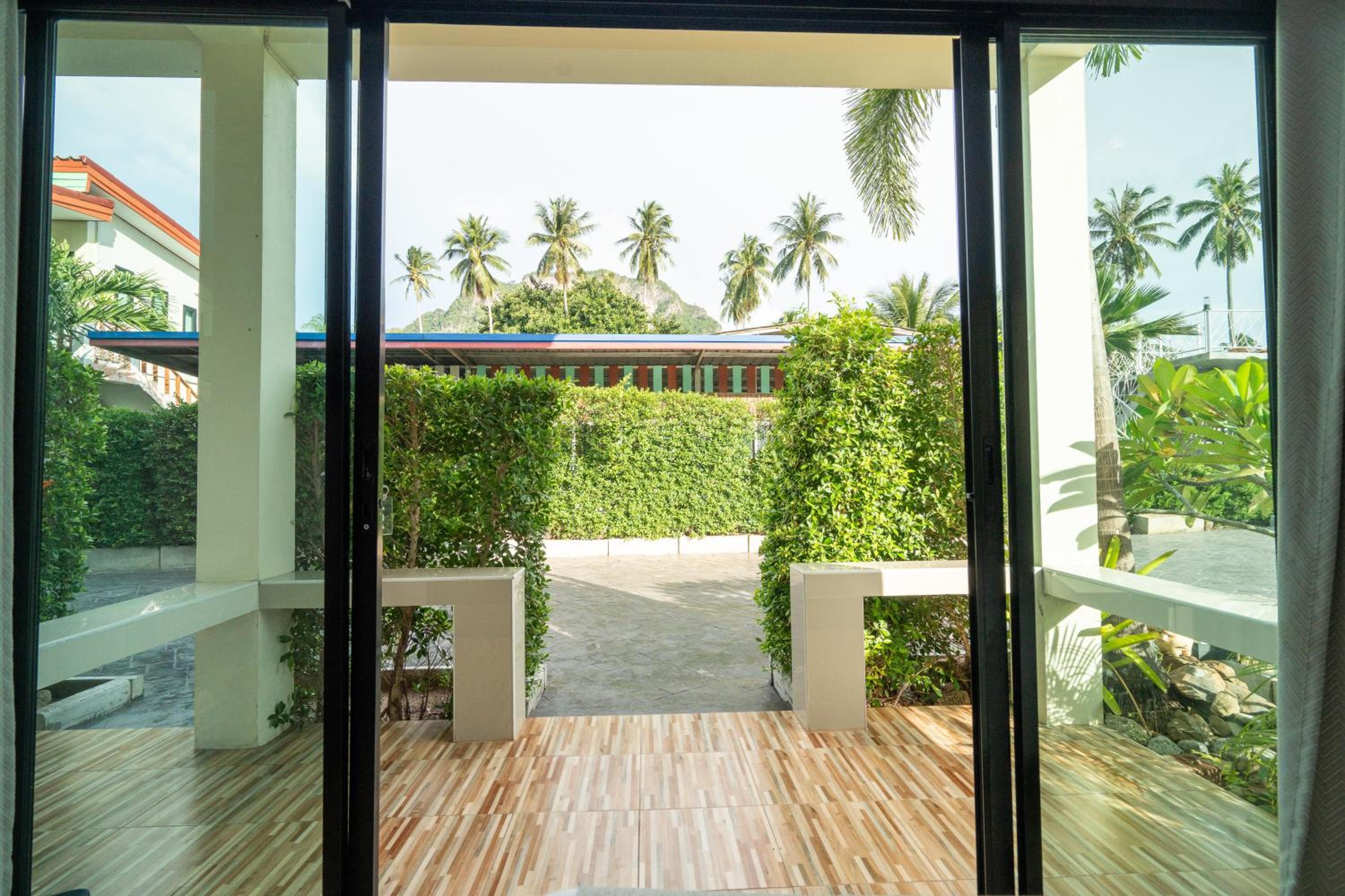 Family Room with Garden View - Photo 3