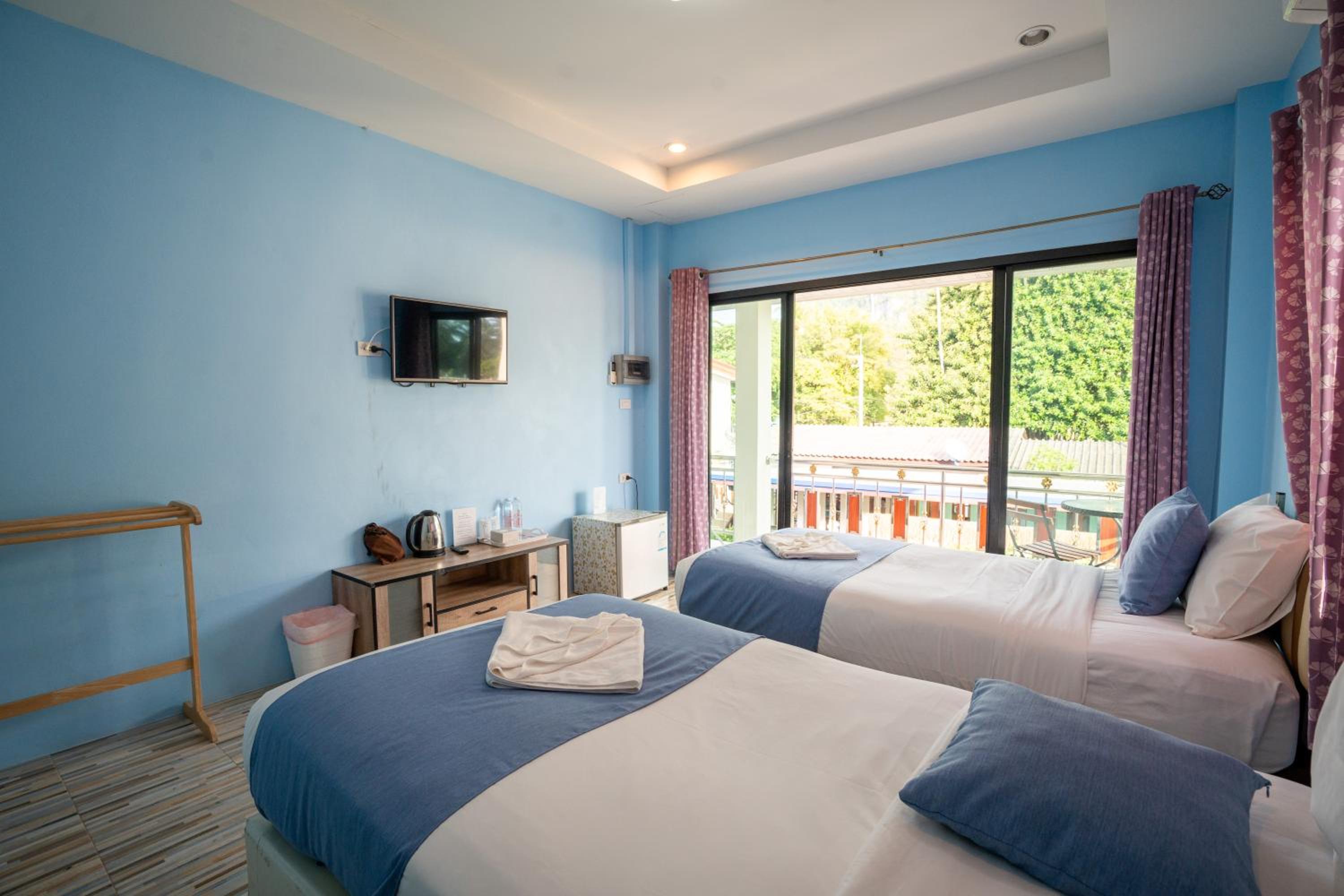 Standard Twin Room with Garden View - Photo 6
