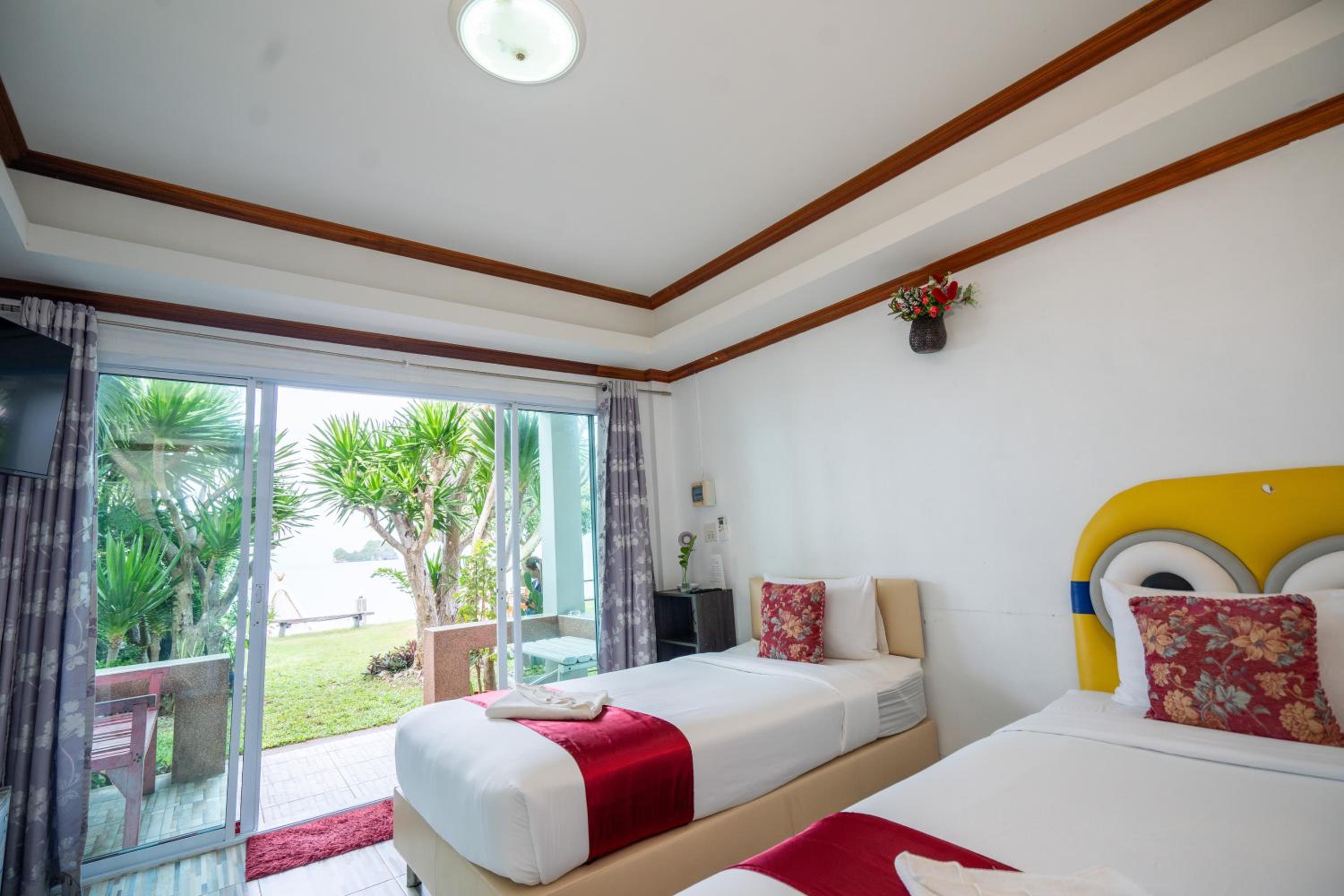Standard Twin Room with Sea View - Photo 4