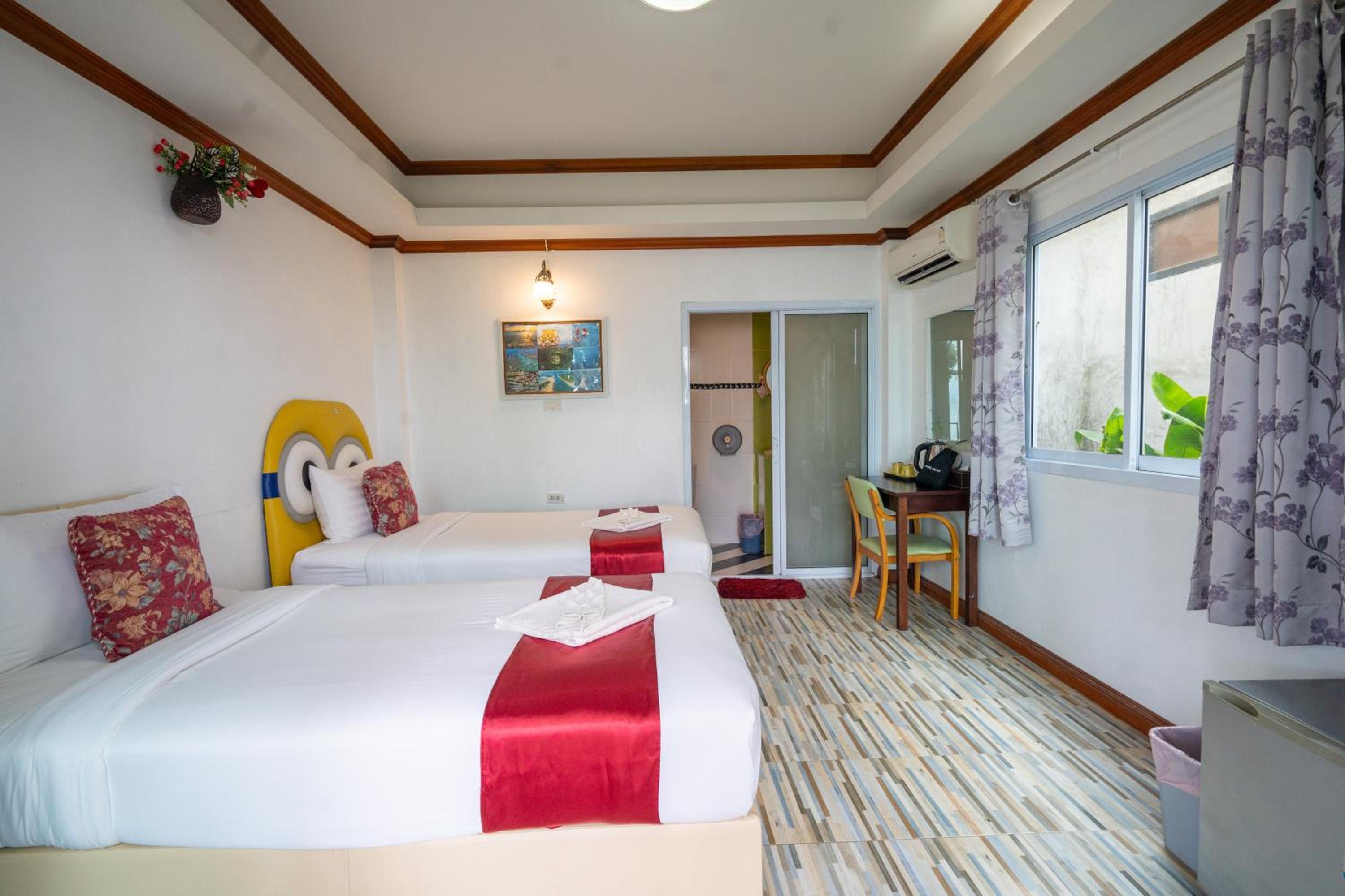 Standard Twin Room with Sea View - Photo 7