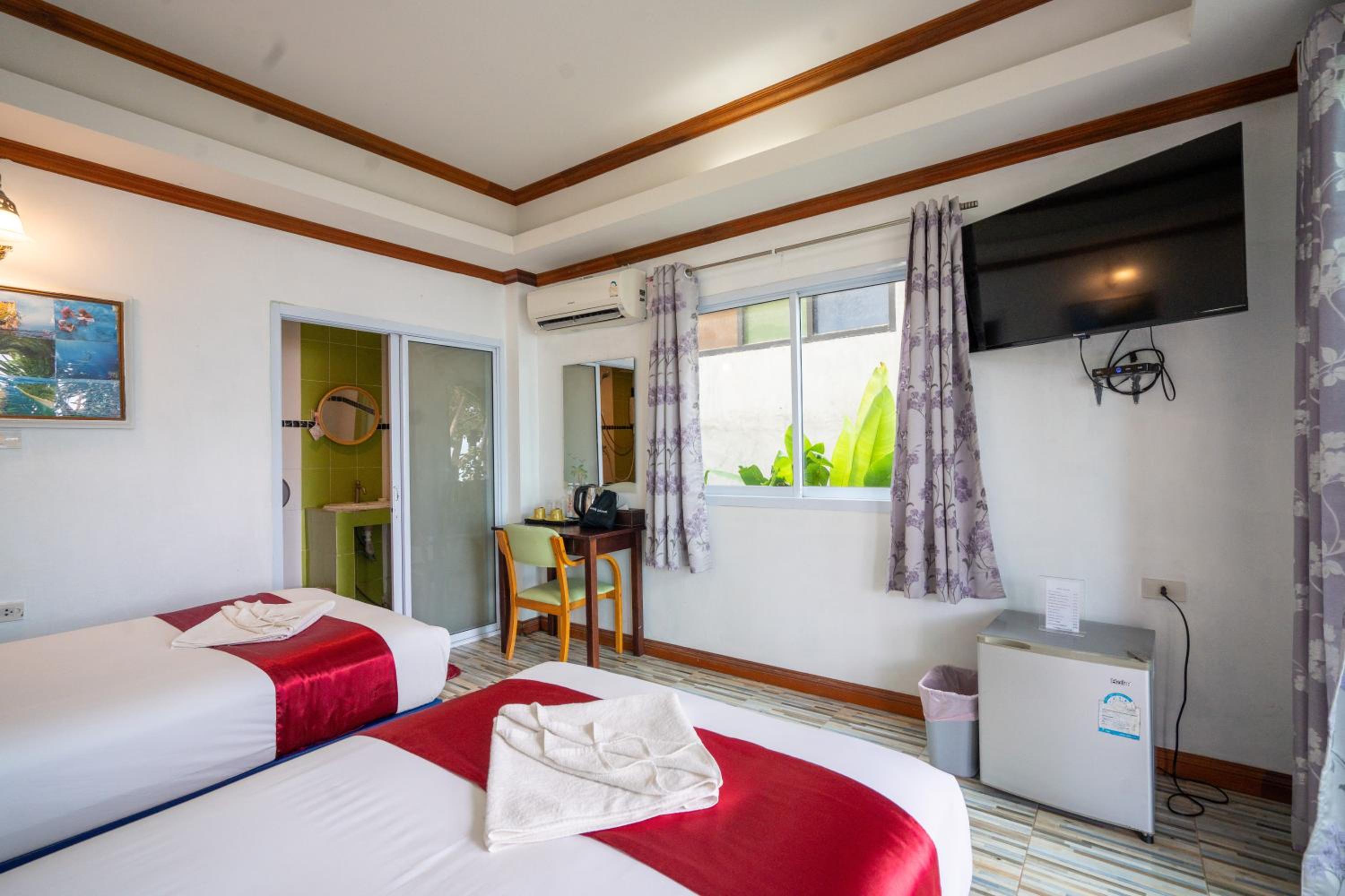 Standard Twin Room with Sea View - Photo 6