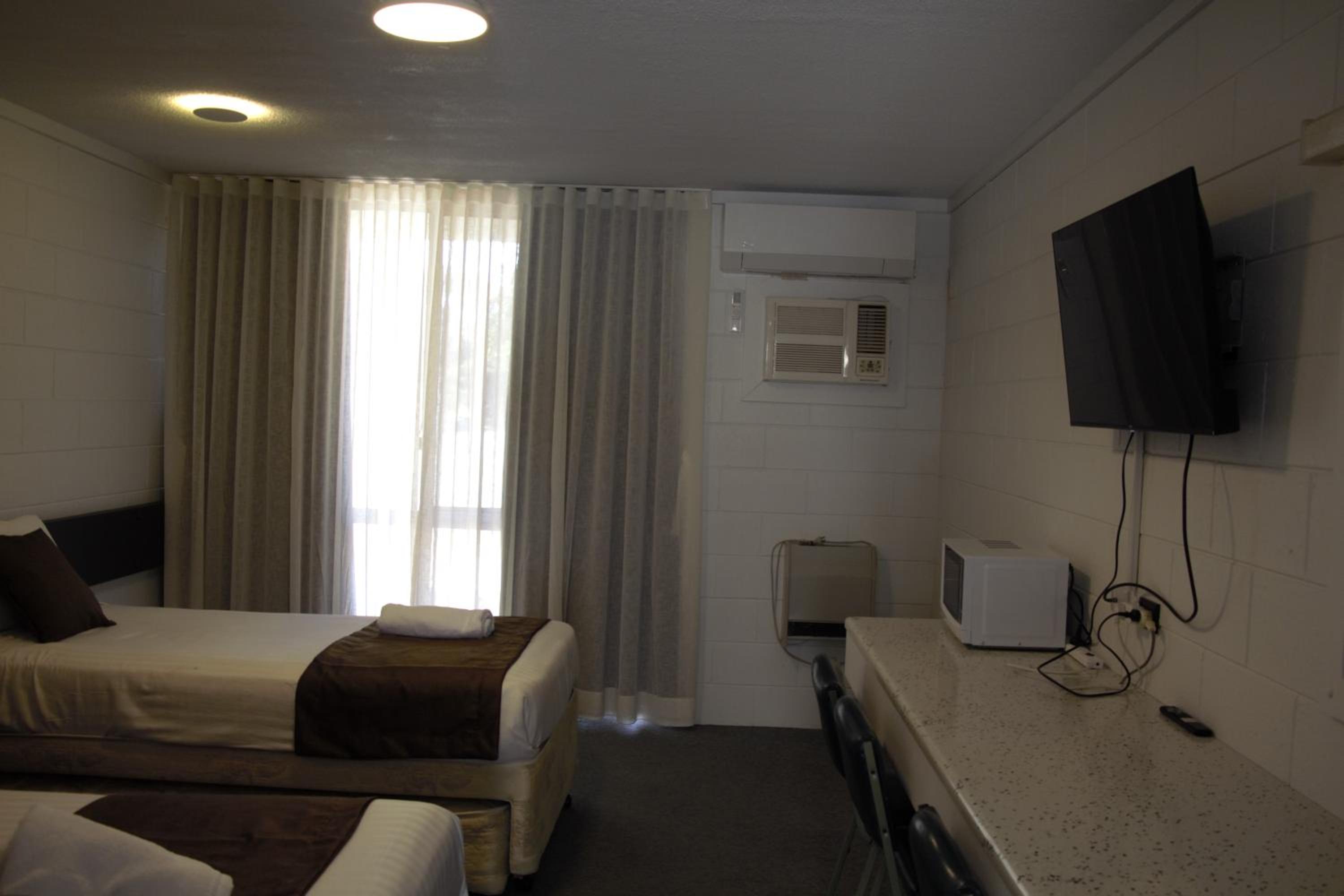 Superior King Suite with Single Bed photo 2
