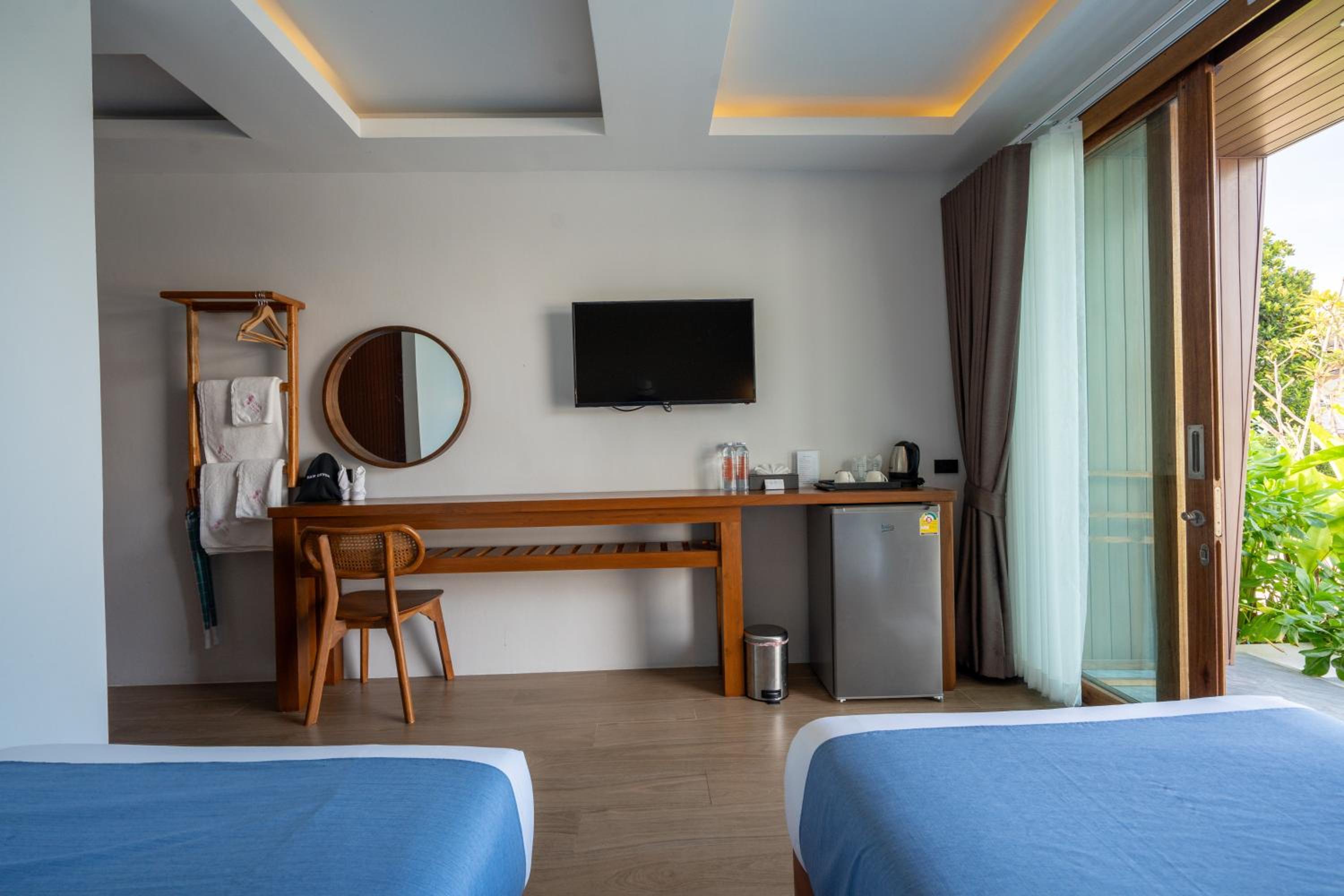 Deluxe Twin Room with Pool Access - Photo 9