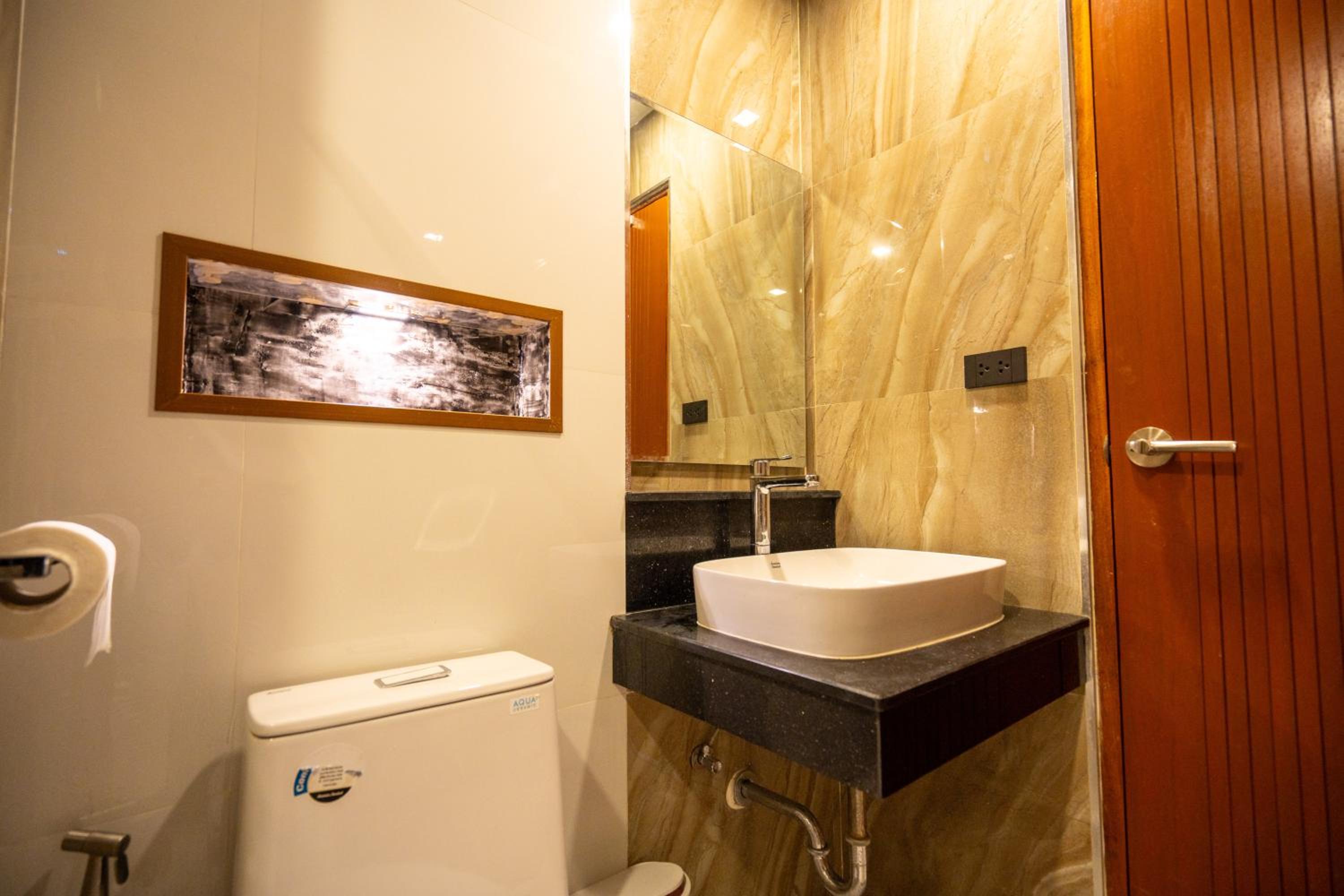 Deluxe Twin Room with Pool Access - Photo 7