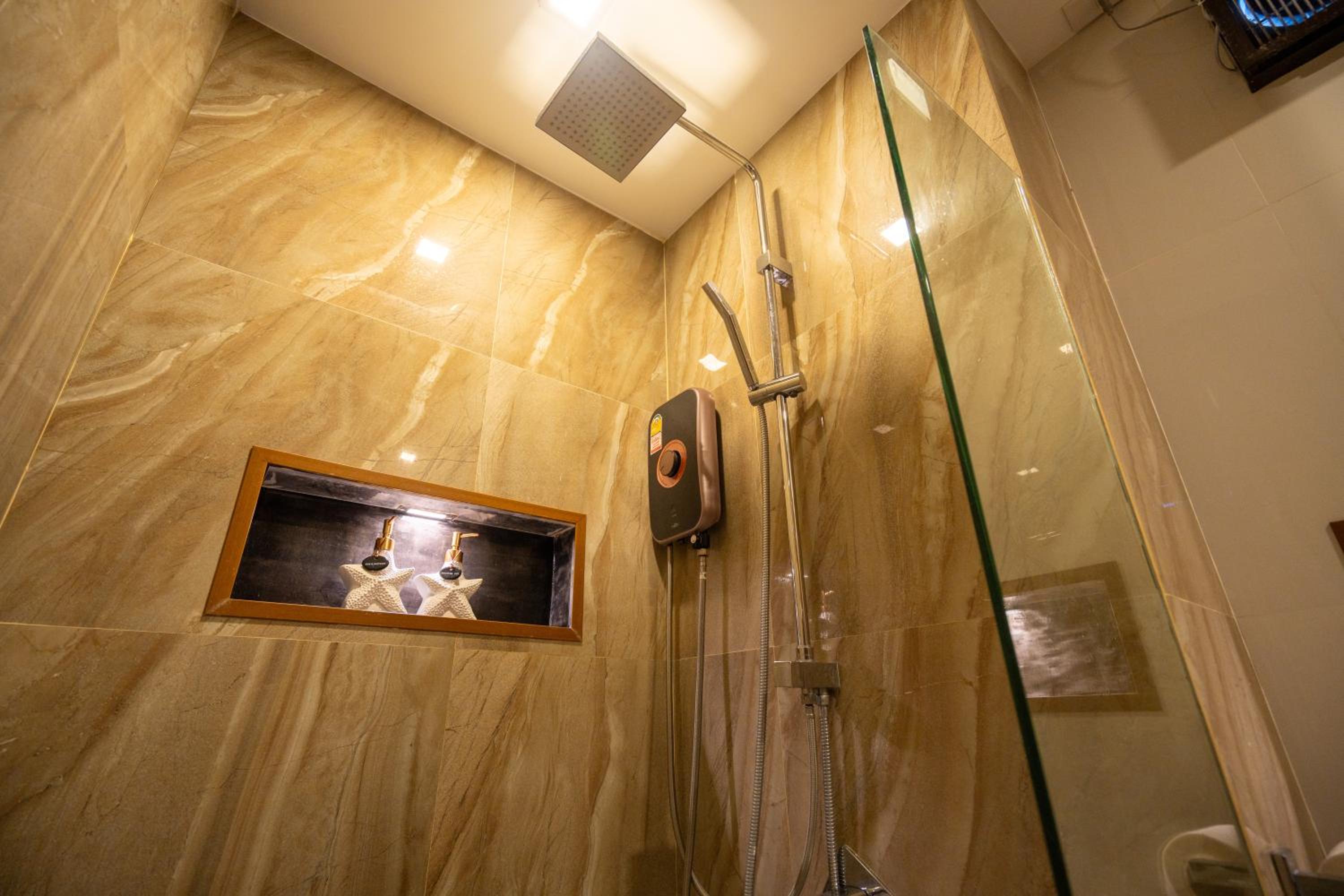 Deluxe Twin Room with Pool Access - Photo 6