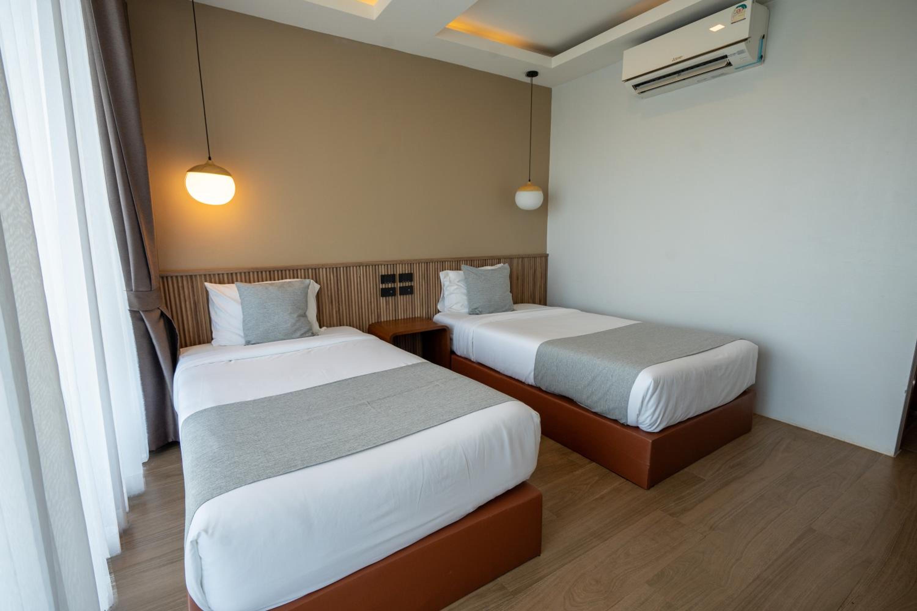 Deluxe Twin Room with Pool View - Photo 4