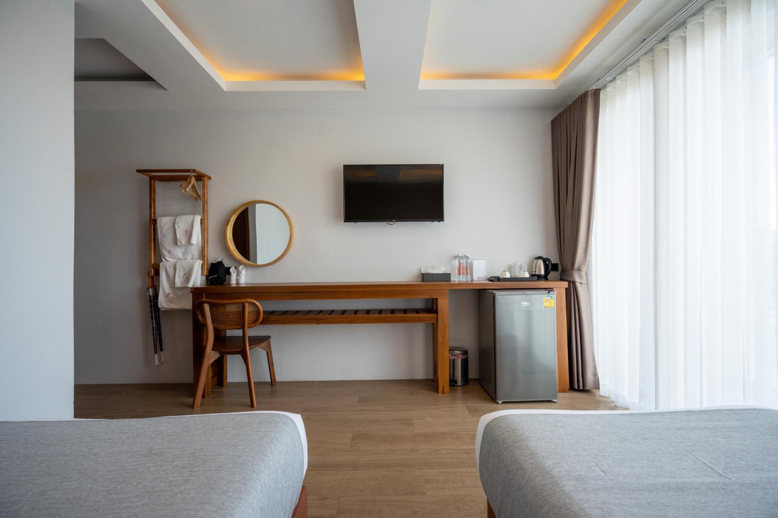 Deluxe Twin Room with Pool View - Photo 6