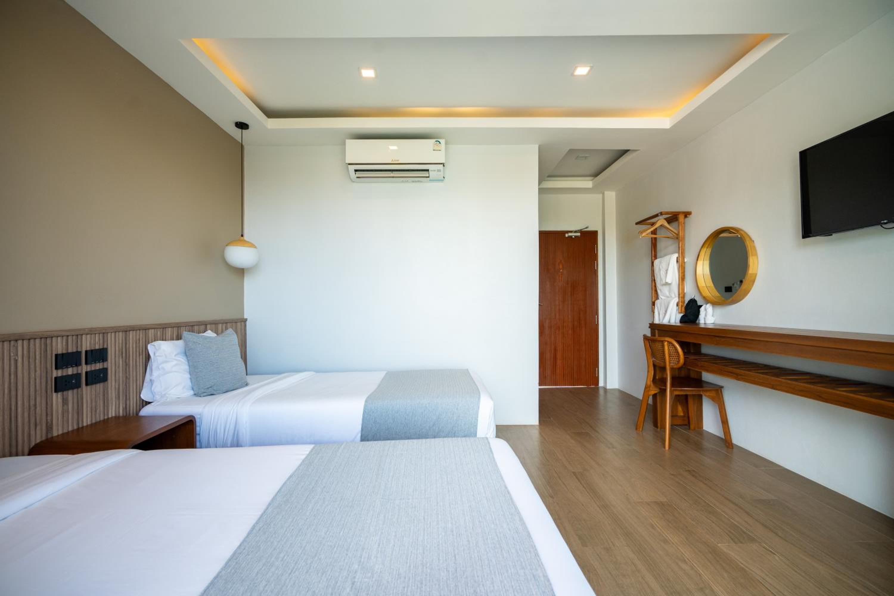 Deluxe Twin Room with Pool View - Photo 5