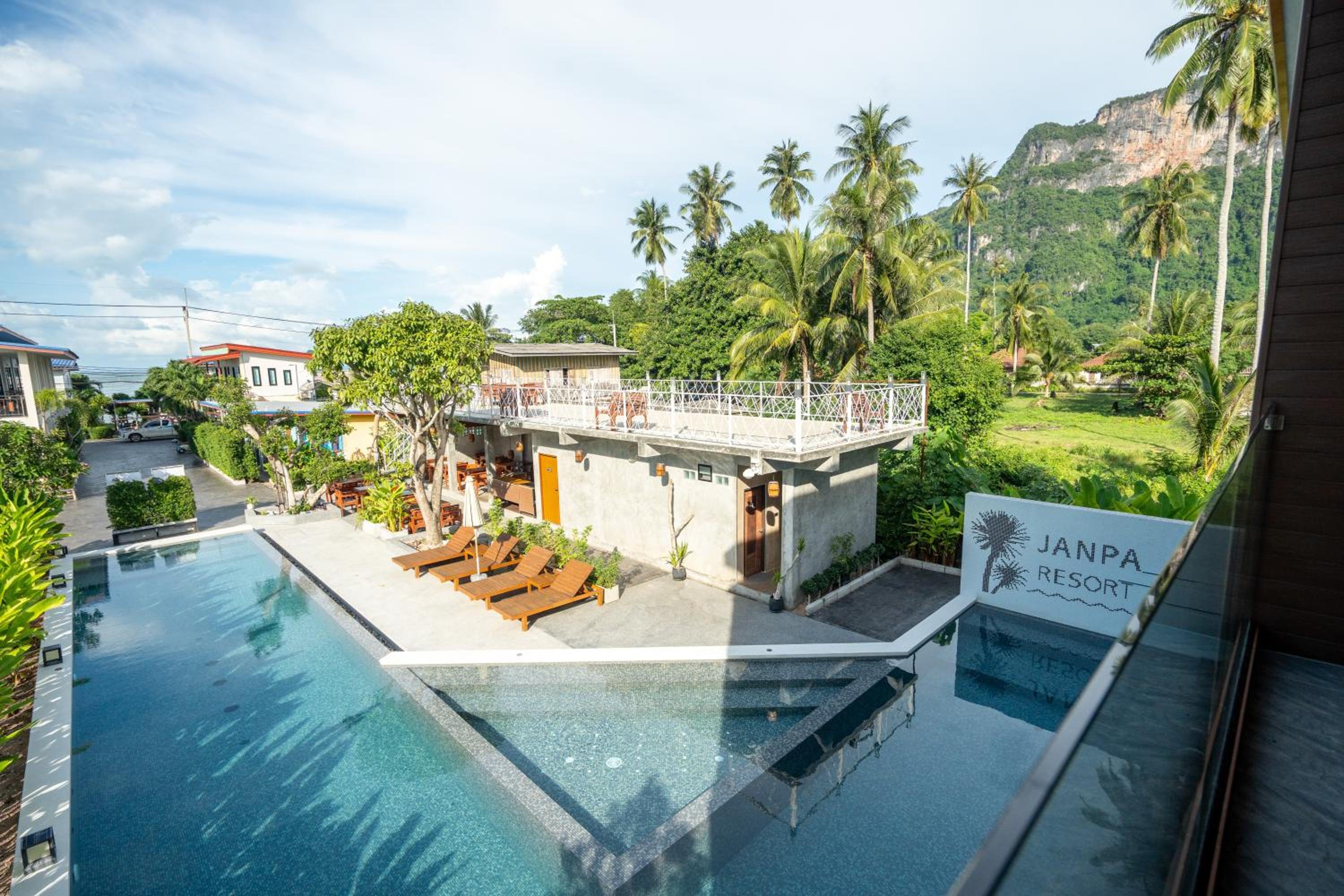 Deluxe Twin Room with Pool View - Photo 7