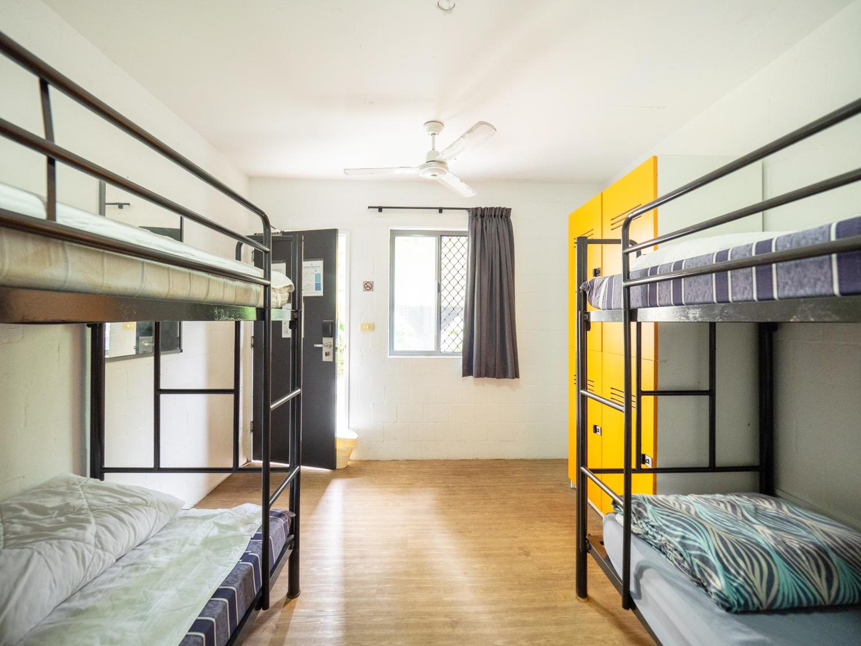 Bed in 4-Bed Male Dormitory Room photo 3