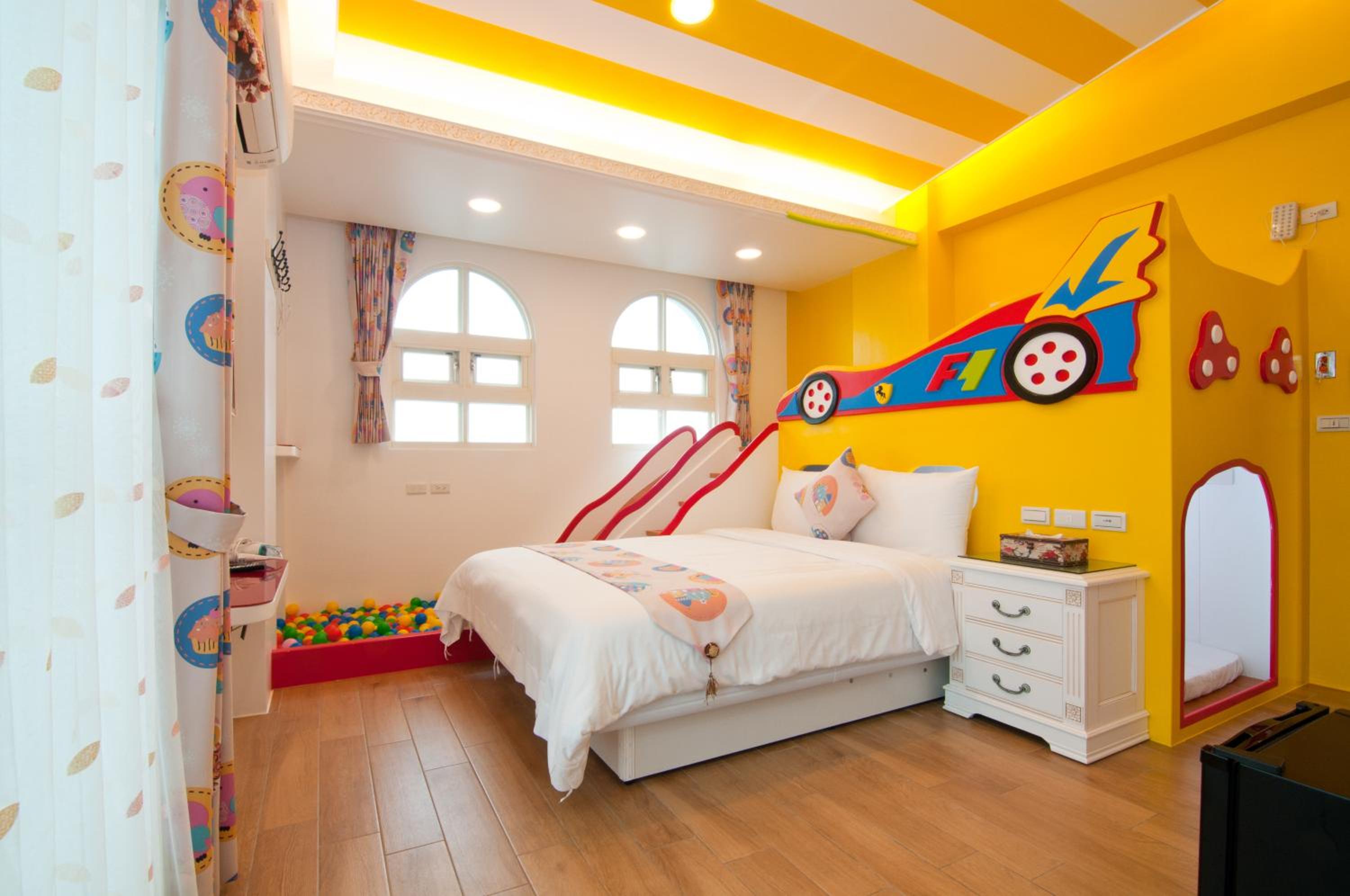 Quadruple Room with Private Bathroom photo 2