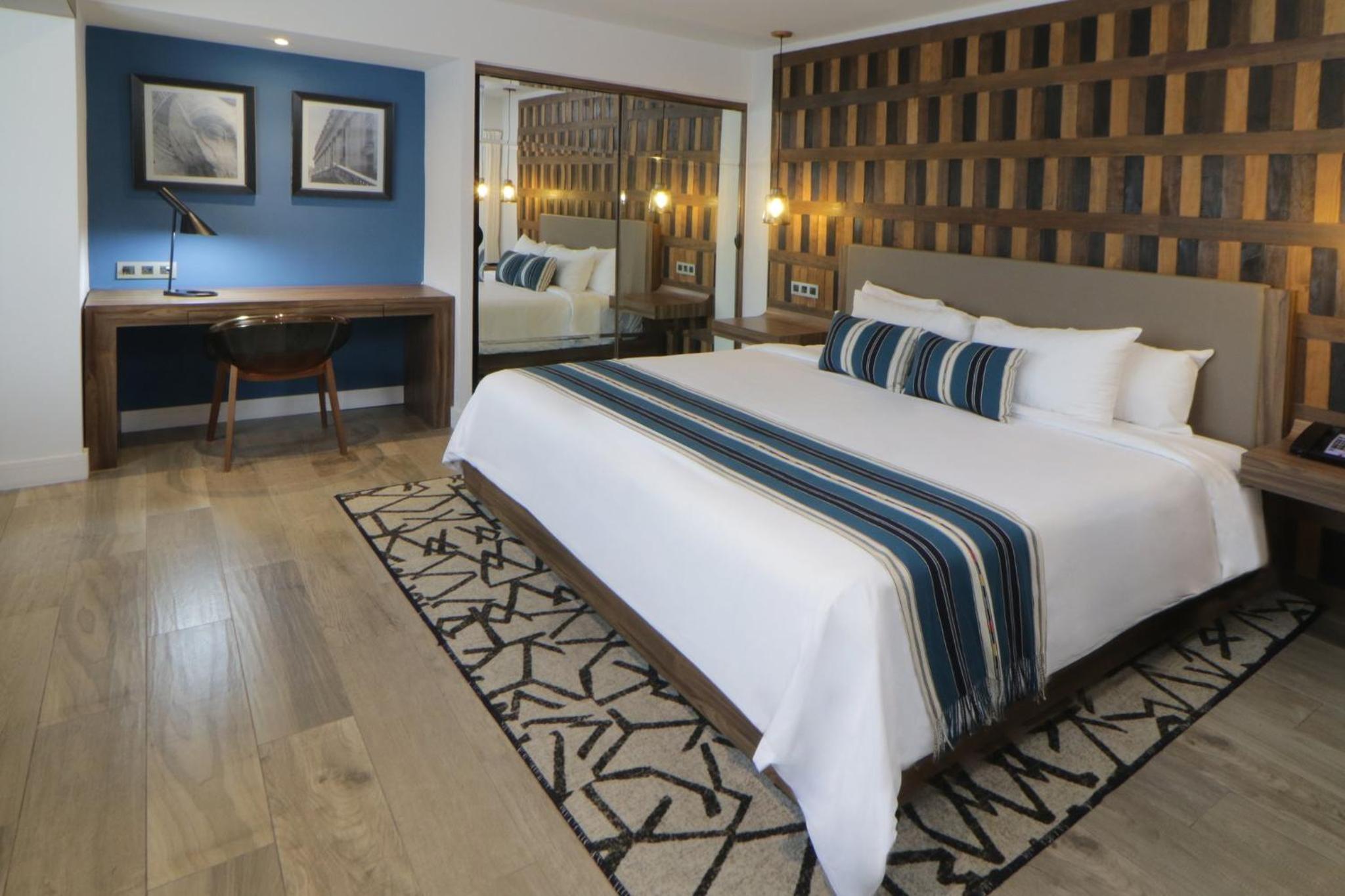 Corner King Room - Photo 2