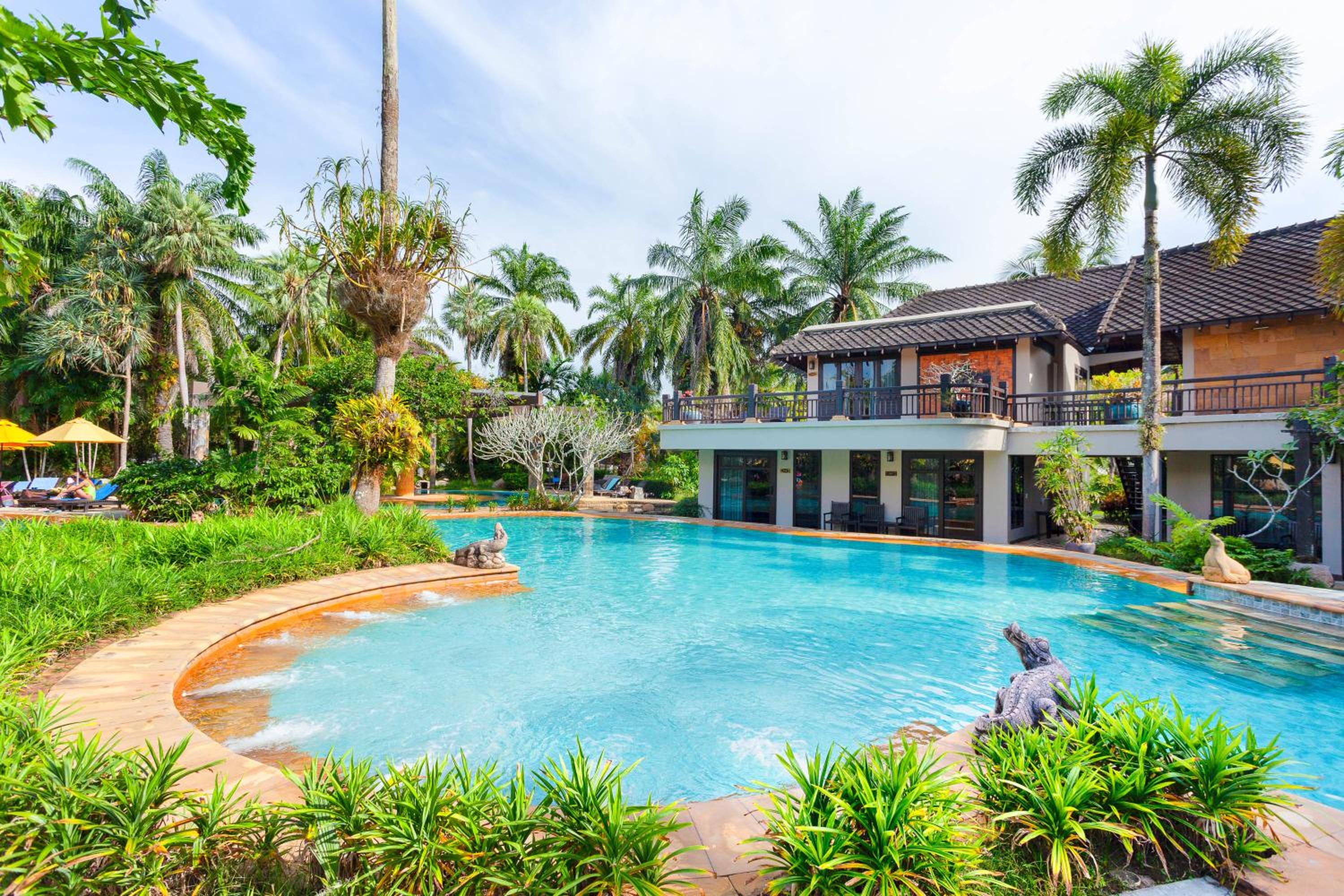 Deluxe Pool Access - Photo 5