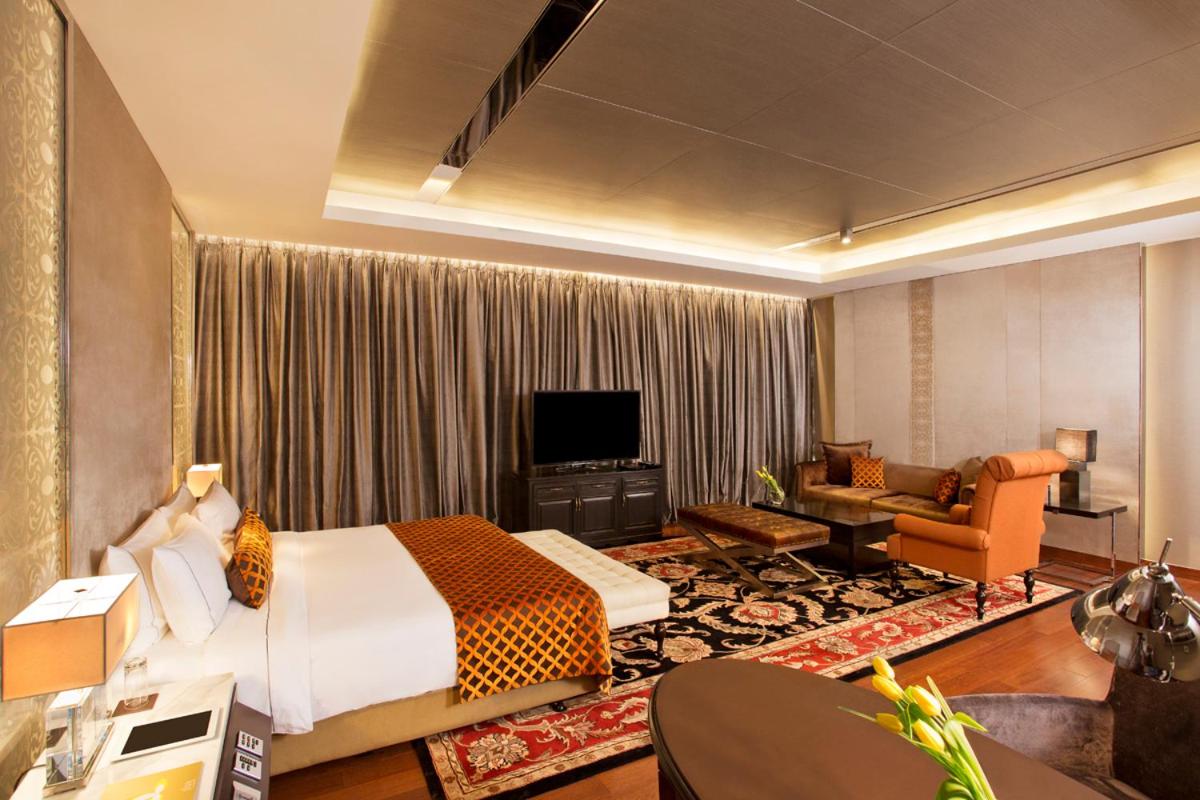 Presidential Suite with One way airport transfers by Luxury Sedan , In – room Breakfast, Butler Service, 02 Pcs of Ironing per day, Complimentary Mini-bar,20% disc on FNSB, Laundry, transport, Lounge Access with Cocktail hours from 18:00 – 20:00 Hrs, photo